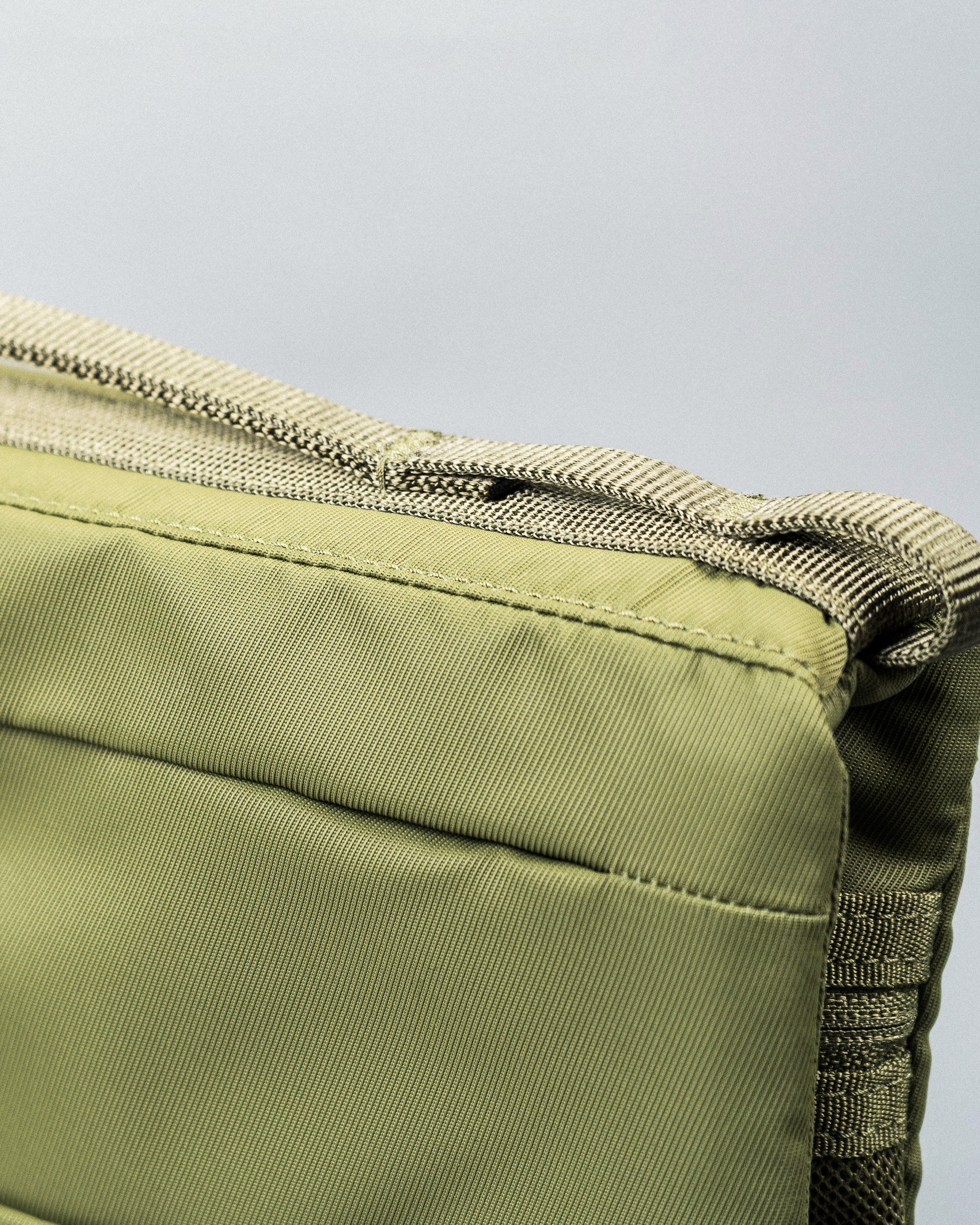 Flat 摺疊大號斜背包