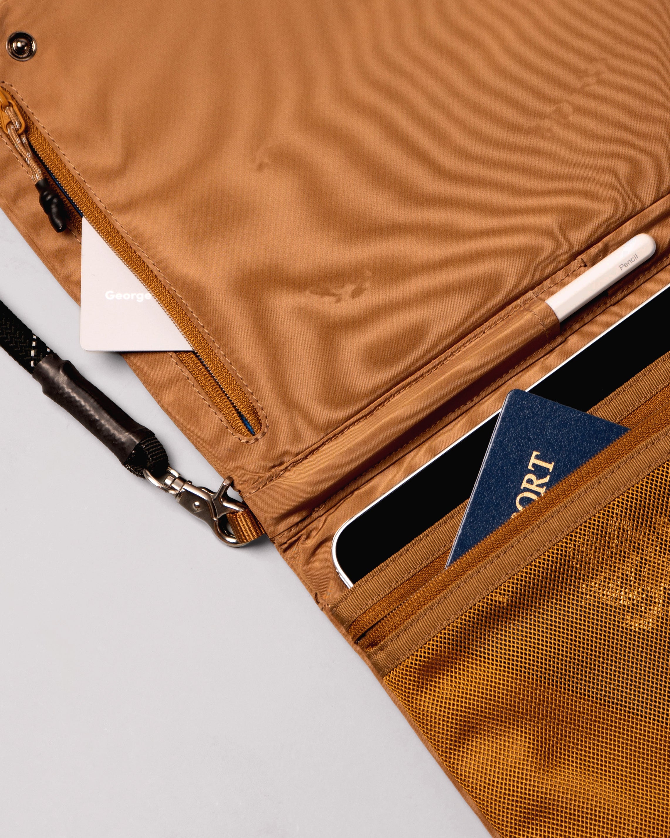 Flat 摺疊中號斜背包