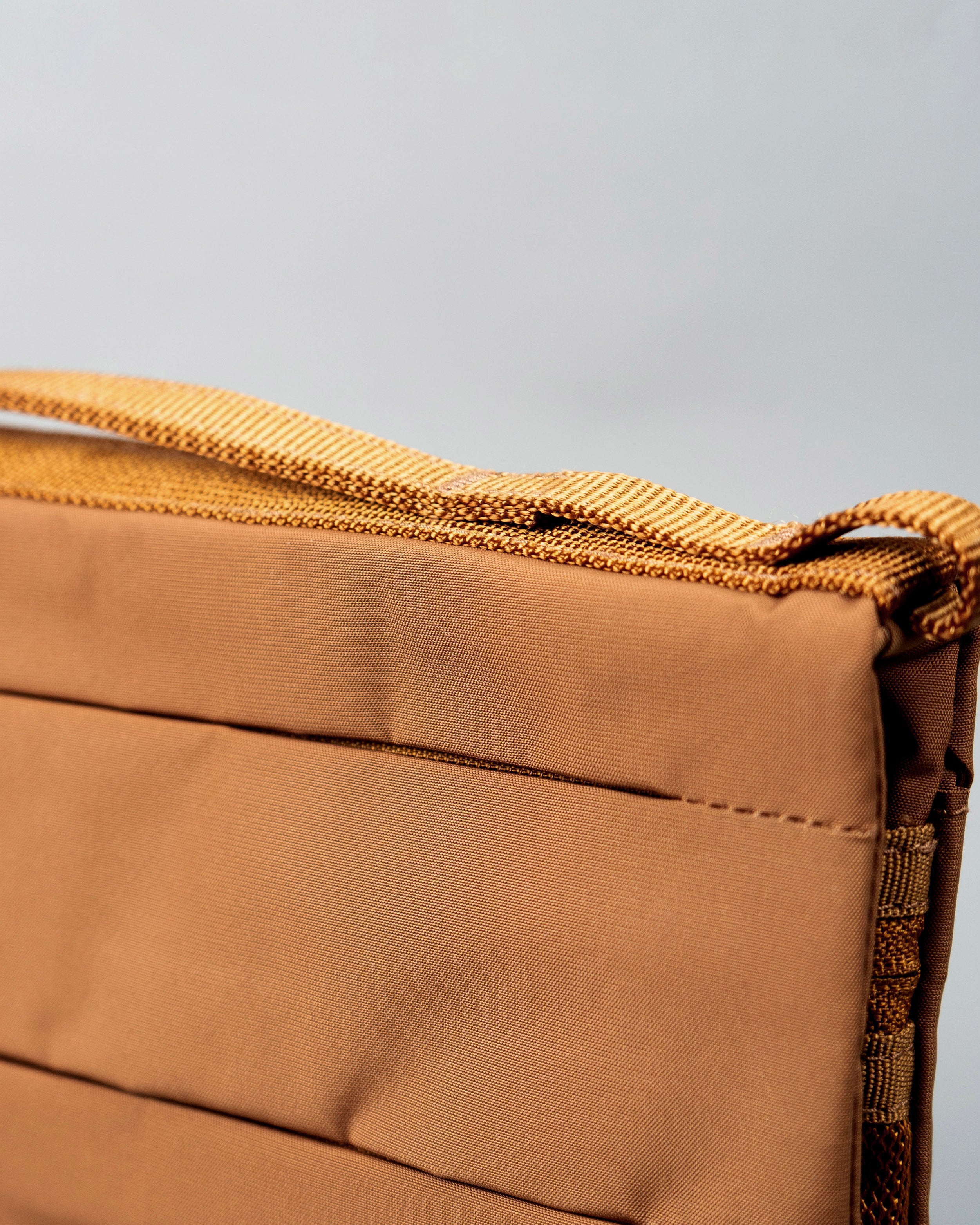 Flat 摺疊中號斜背包