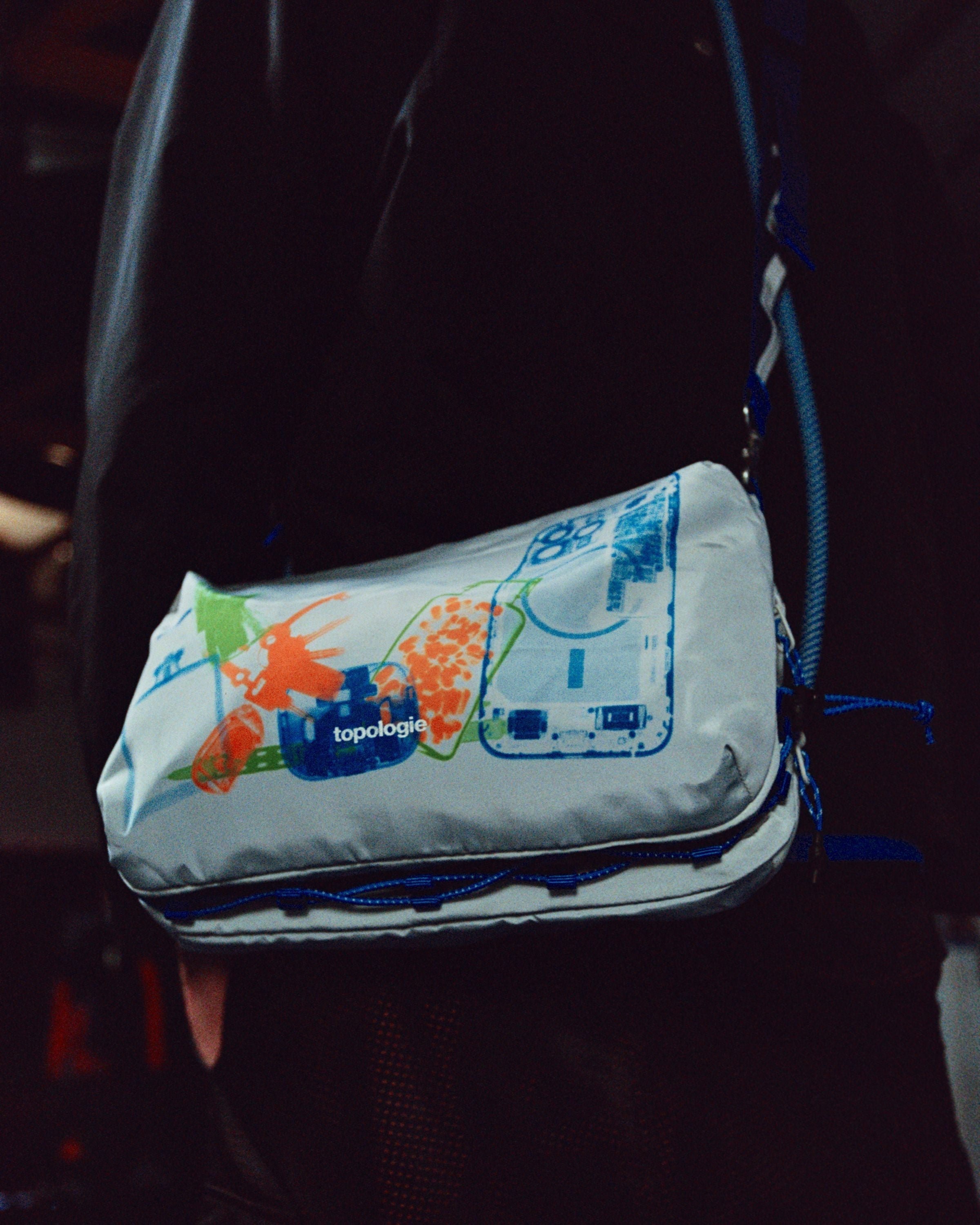 Topologie x PLEASURES 大號水瓶斜背包