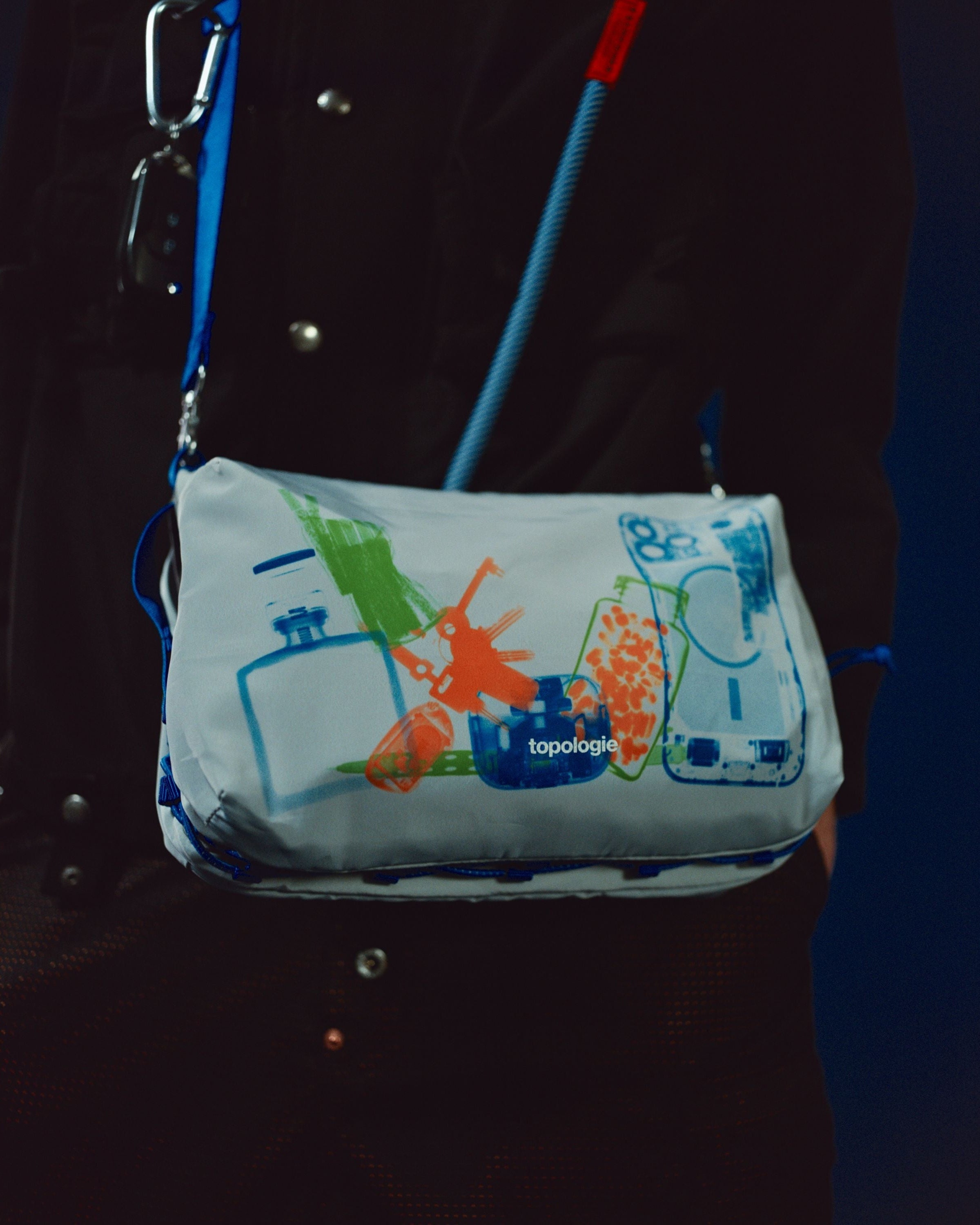 Topologie x PLEASURES 大號水瓶斜背包