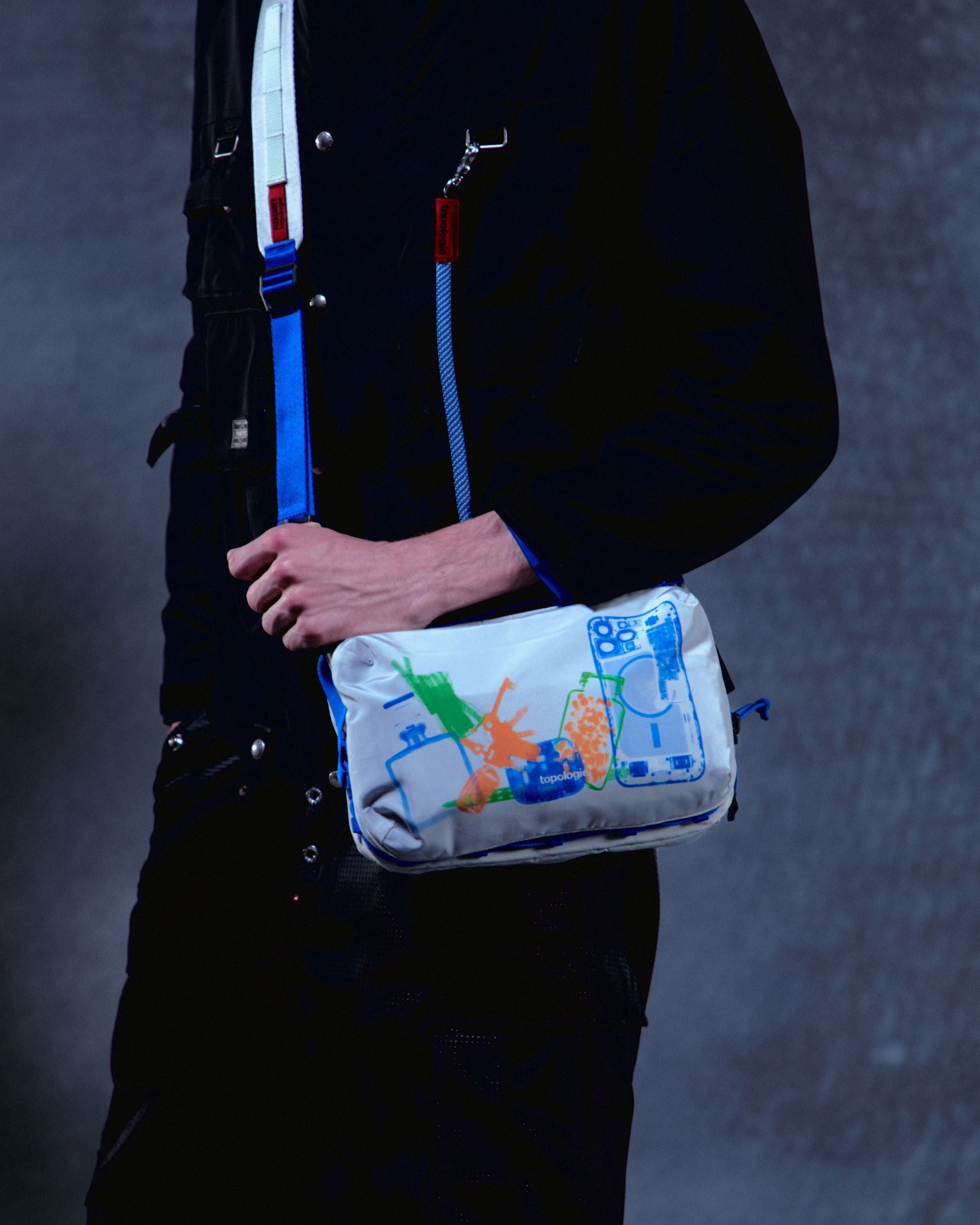 Topologie x PLEASURES 大號水瓶斜背包