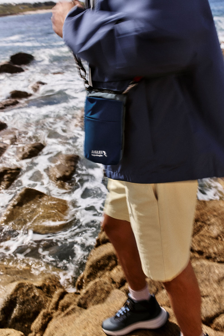 Topologie x Aigle Phone 三色摺疊貼身小包 / 深灰藍 / 8.0mm繩索背帶 / 霓黃花紋