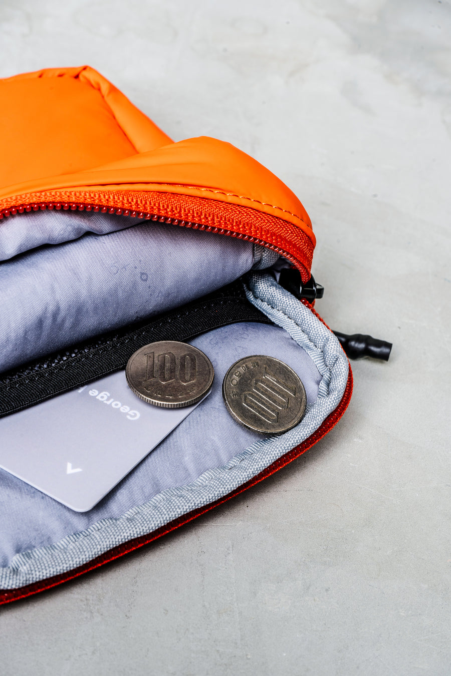 Tinbox 斜挎小包 / Puffer / 米白 / Bungee 繩索腕帶 米色