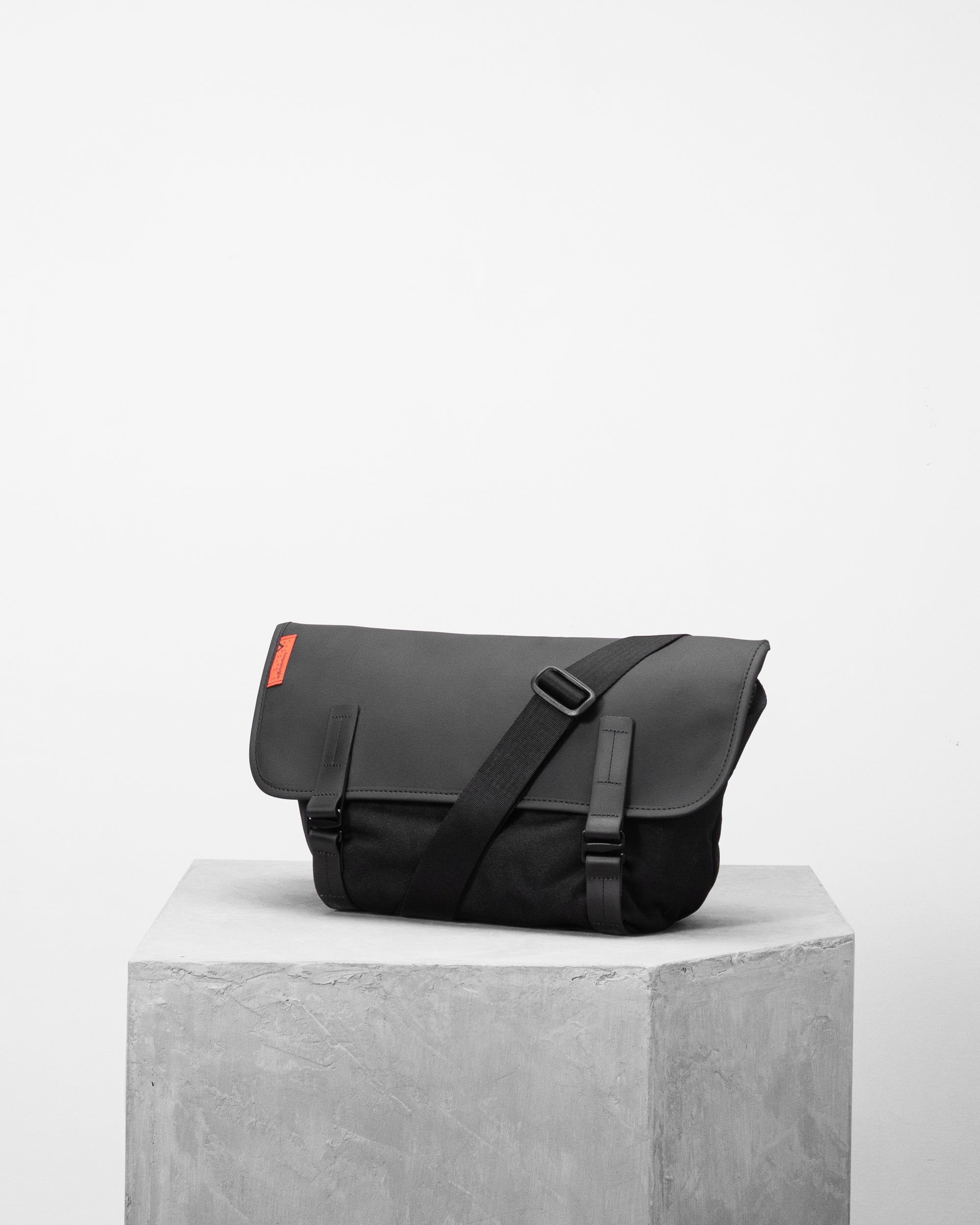 Pacer 防潑水郵差包