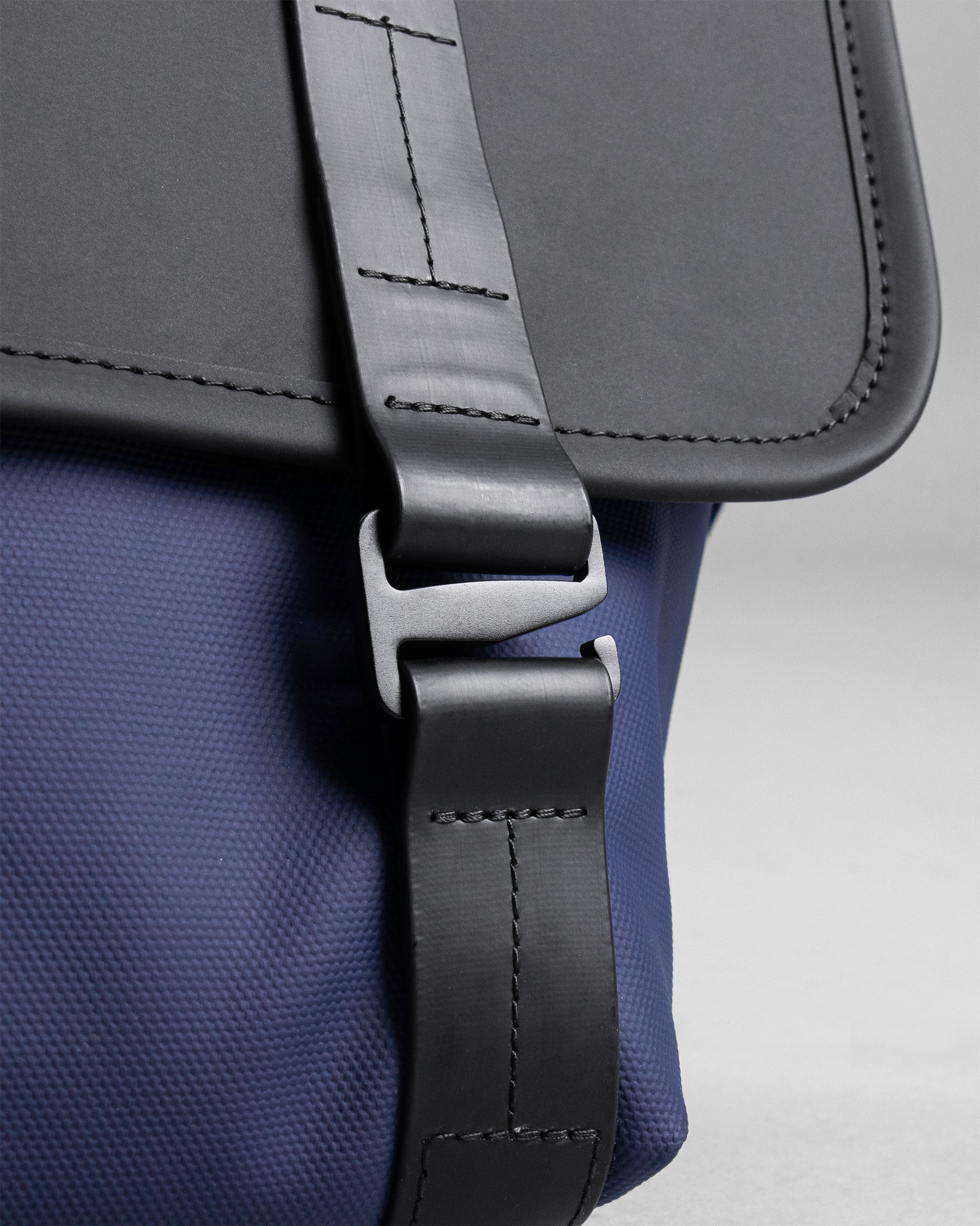 Pacer 防潑水郵差包