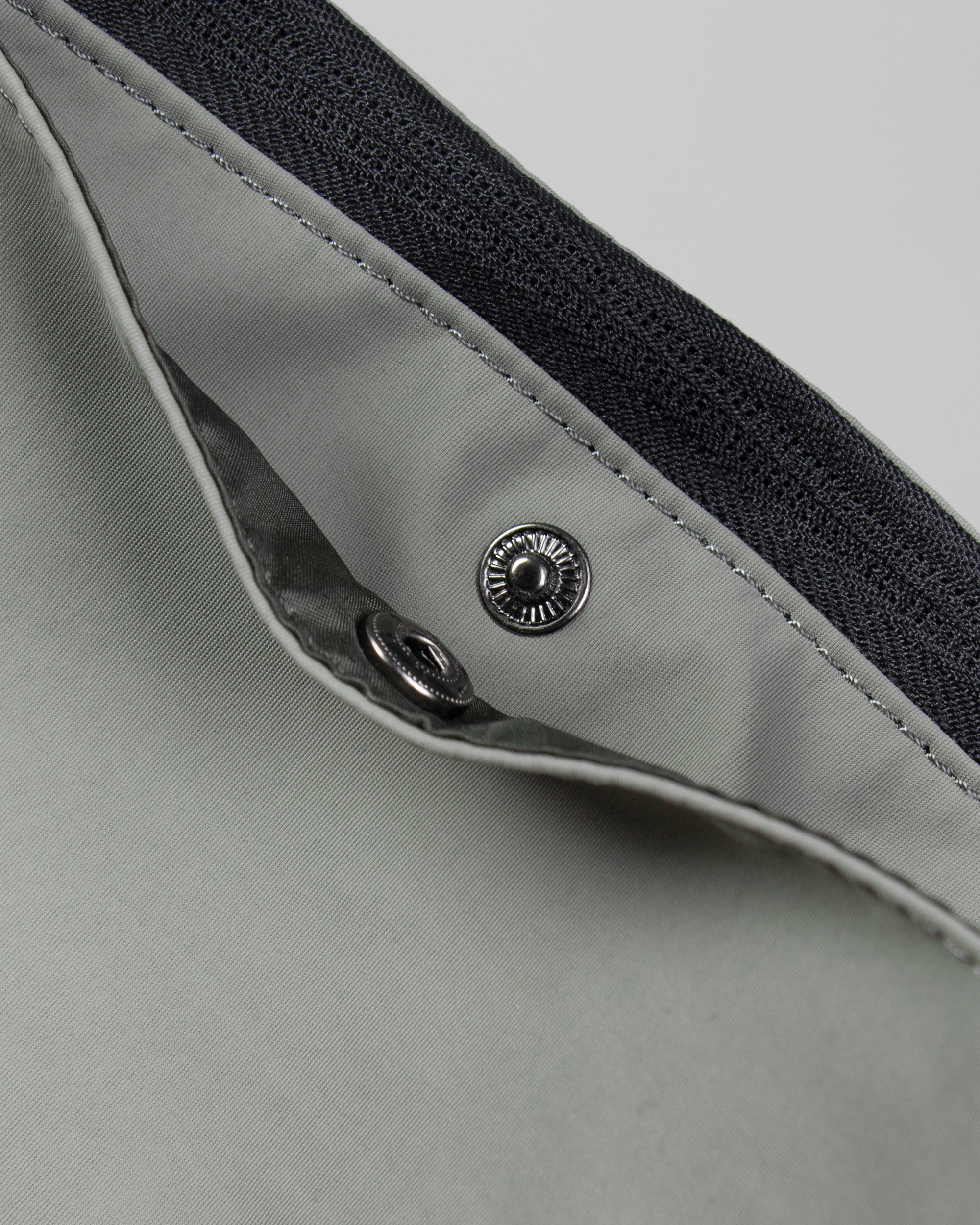 Crescent 極簡胸前包