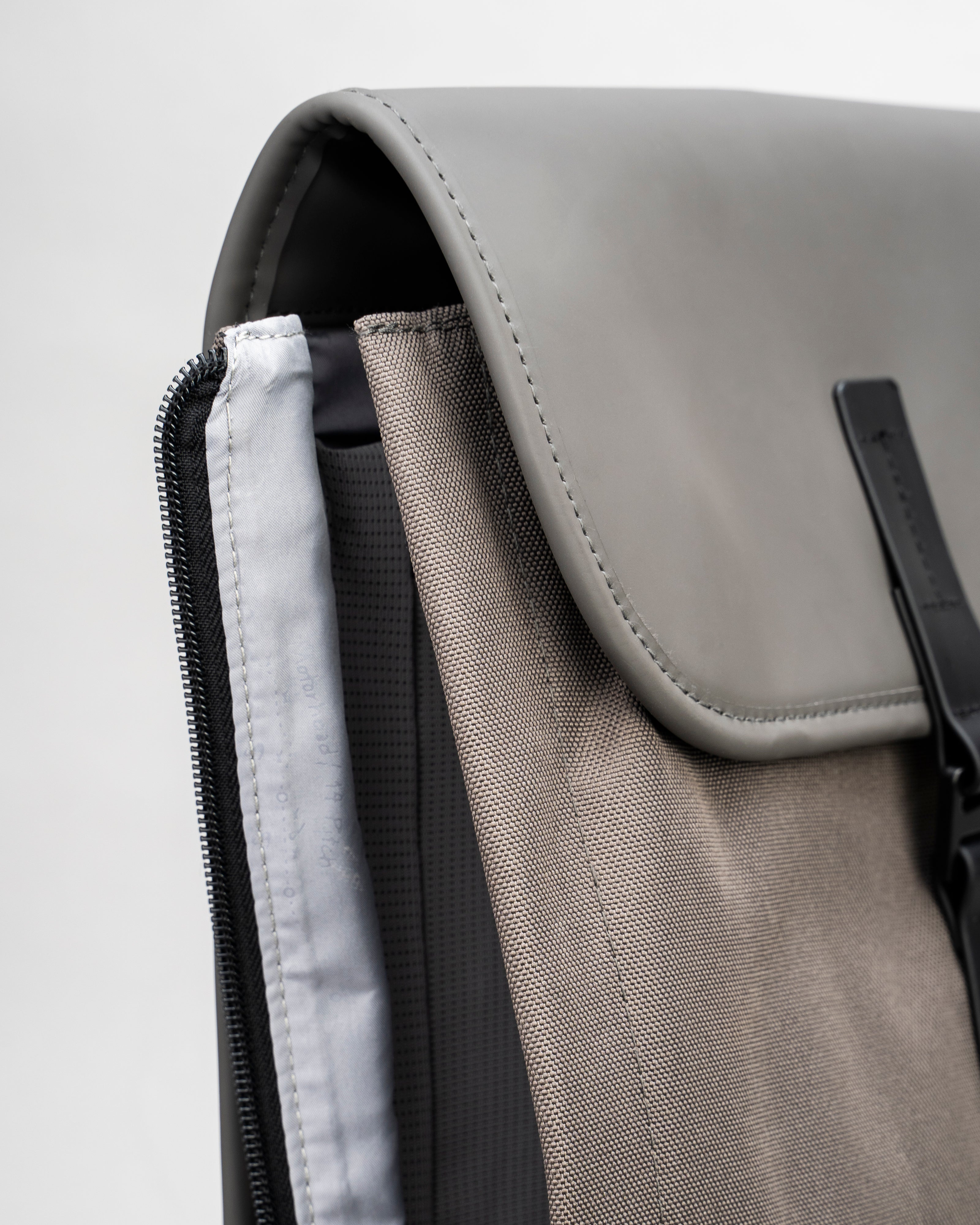 Satchel Slim 防潑水長方背包