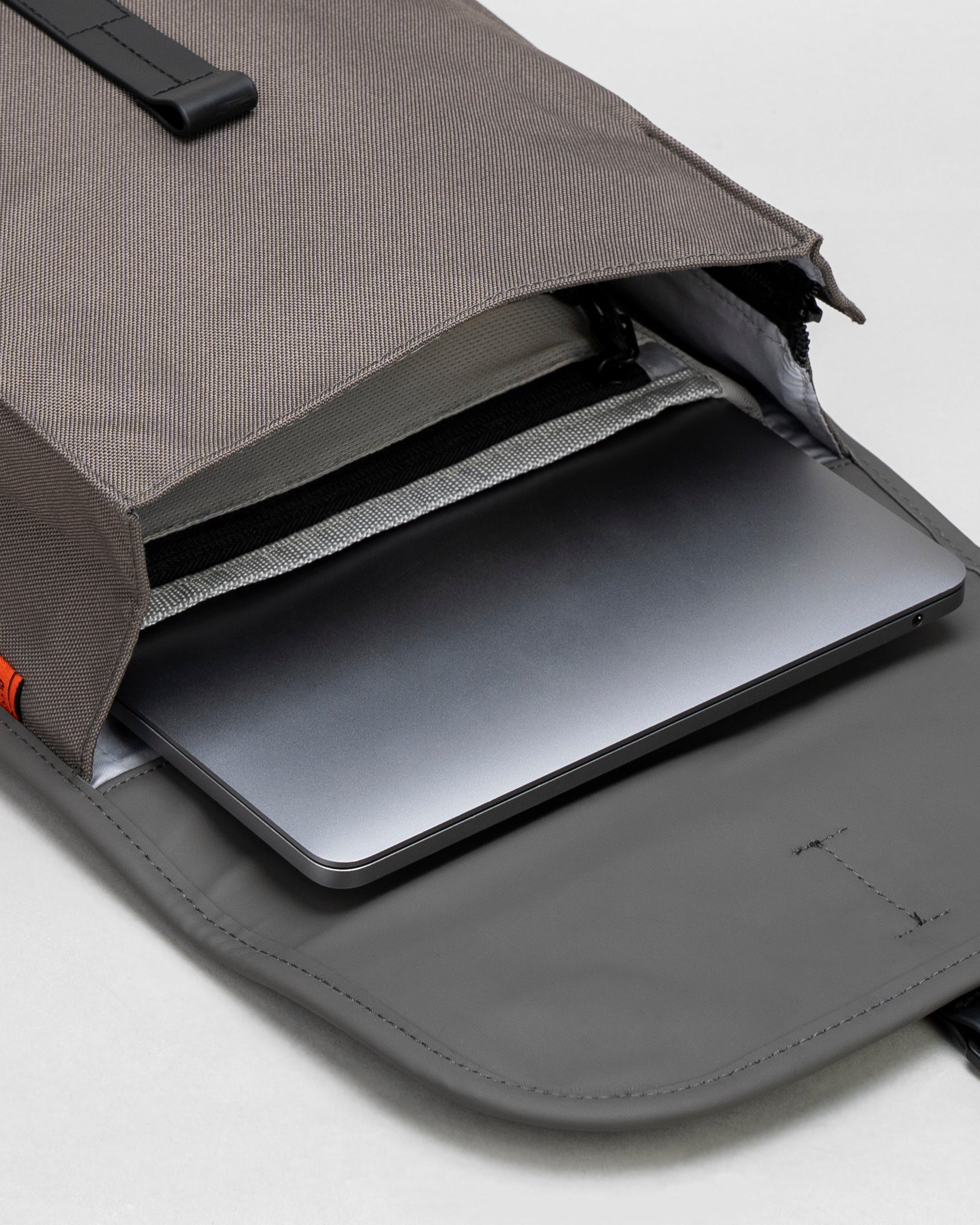 Satchel Slim 防潑水長方背包