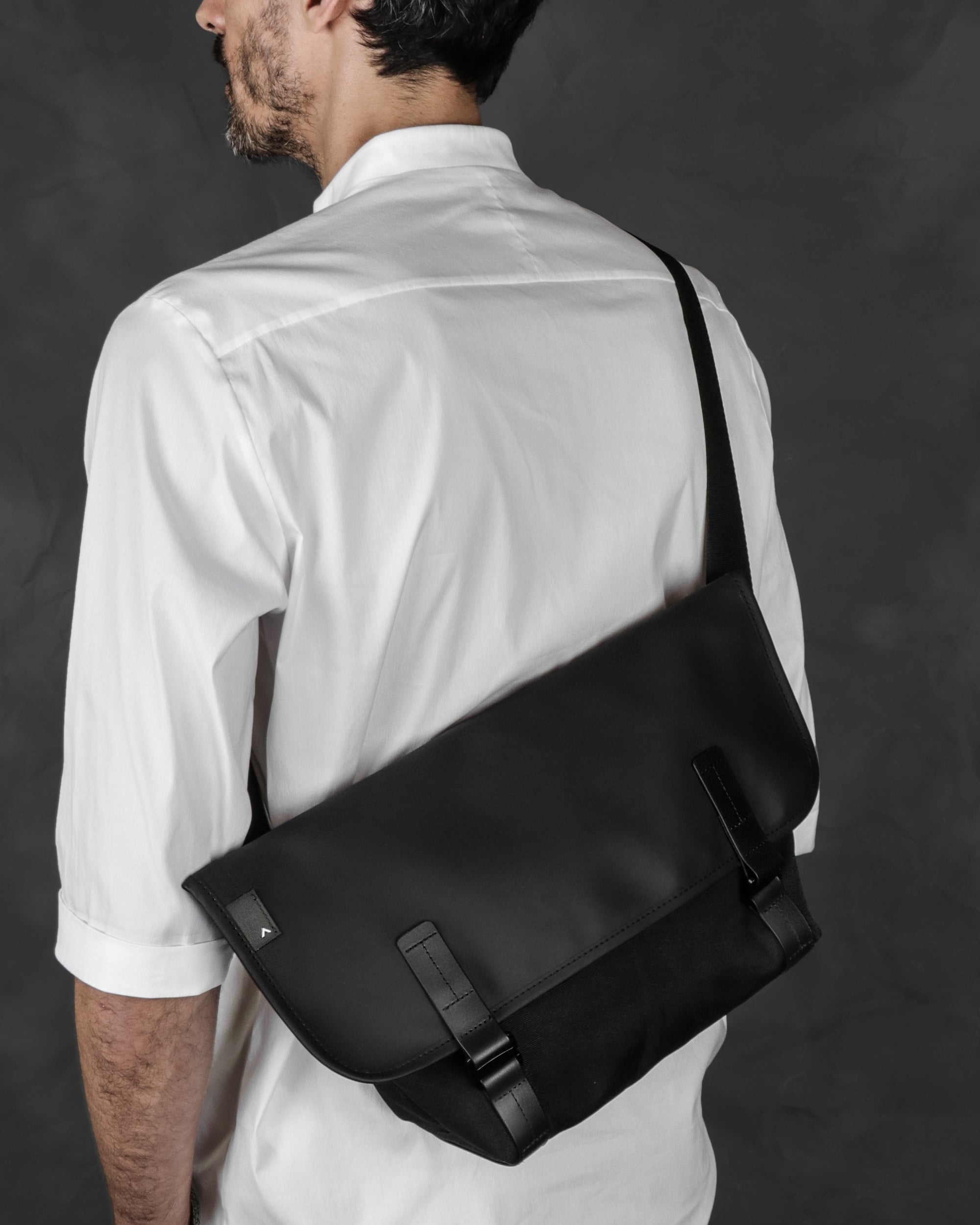 Pacer 防潑水郵差包