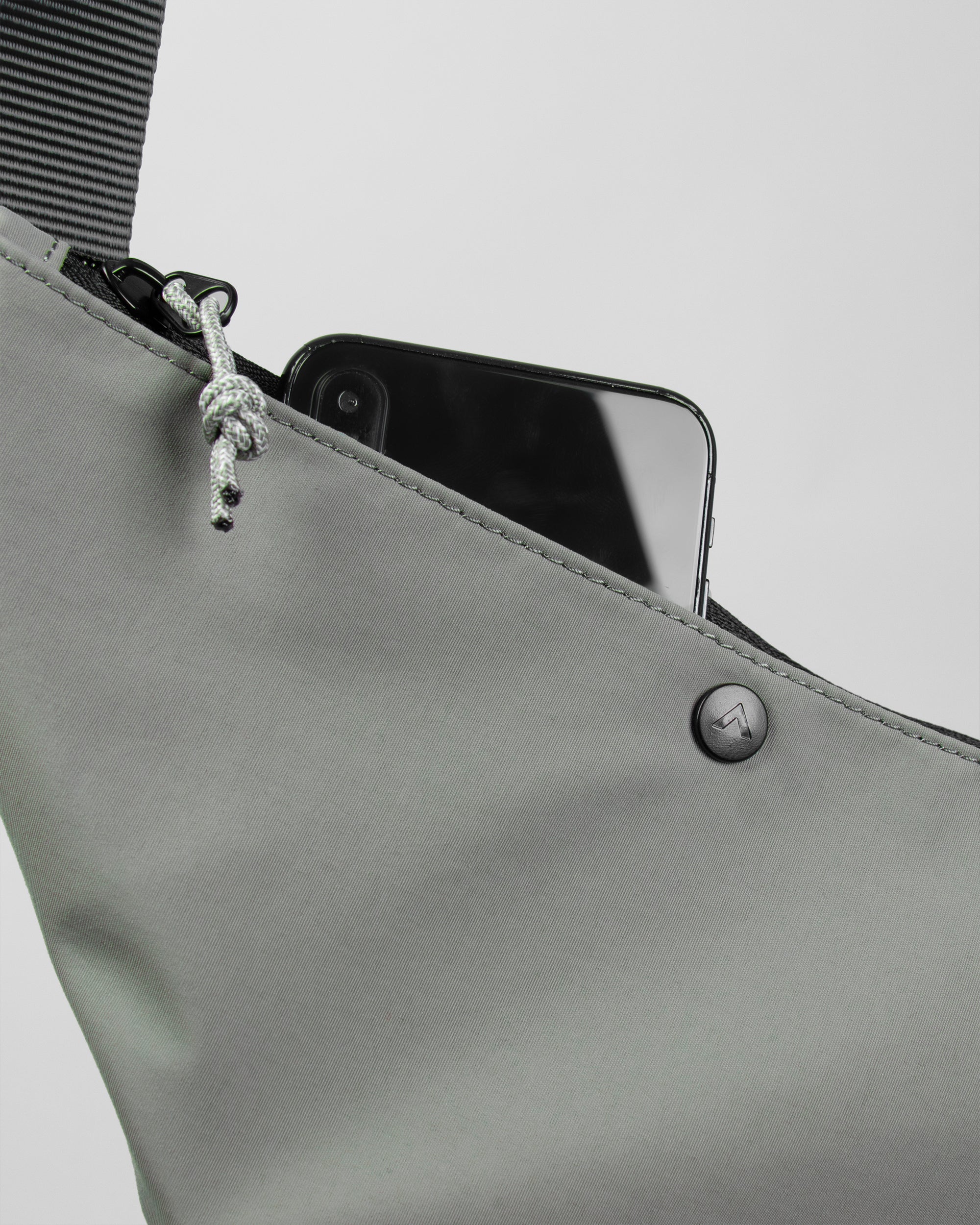 Crescent 極簡胸前包