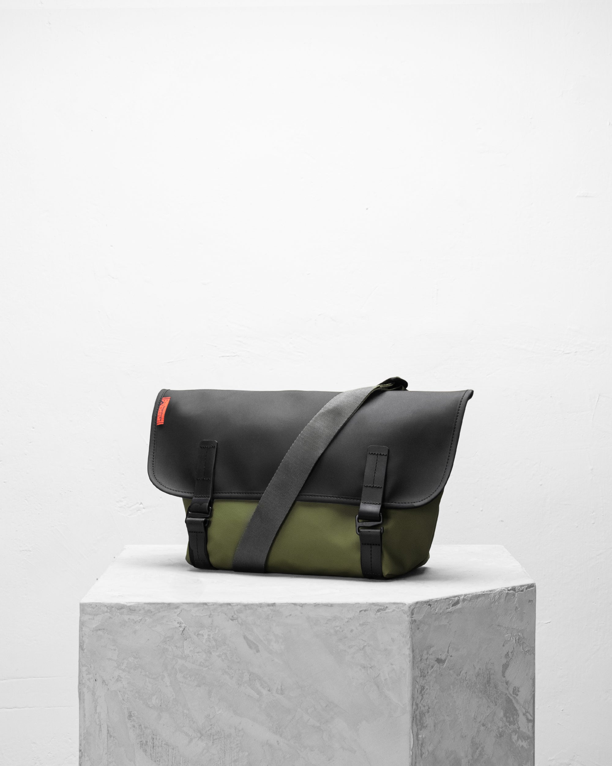 Pacer 防潑水郵差包