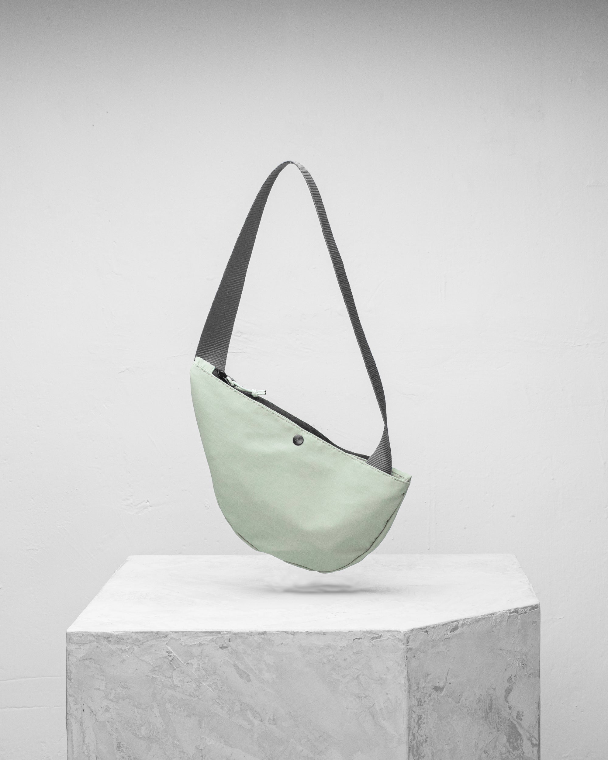 Crescent 極簡胸前包