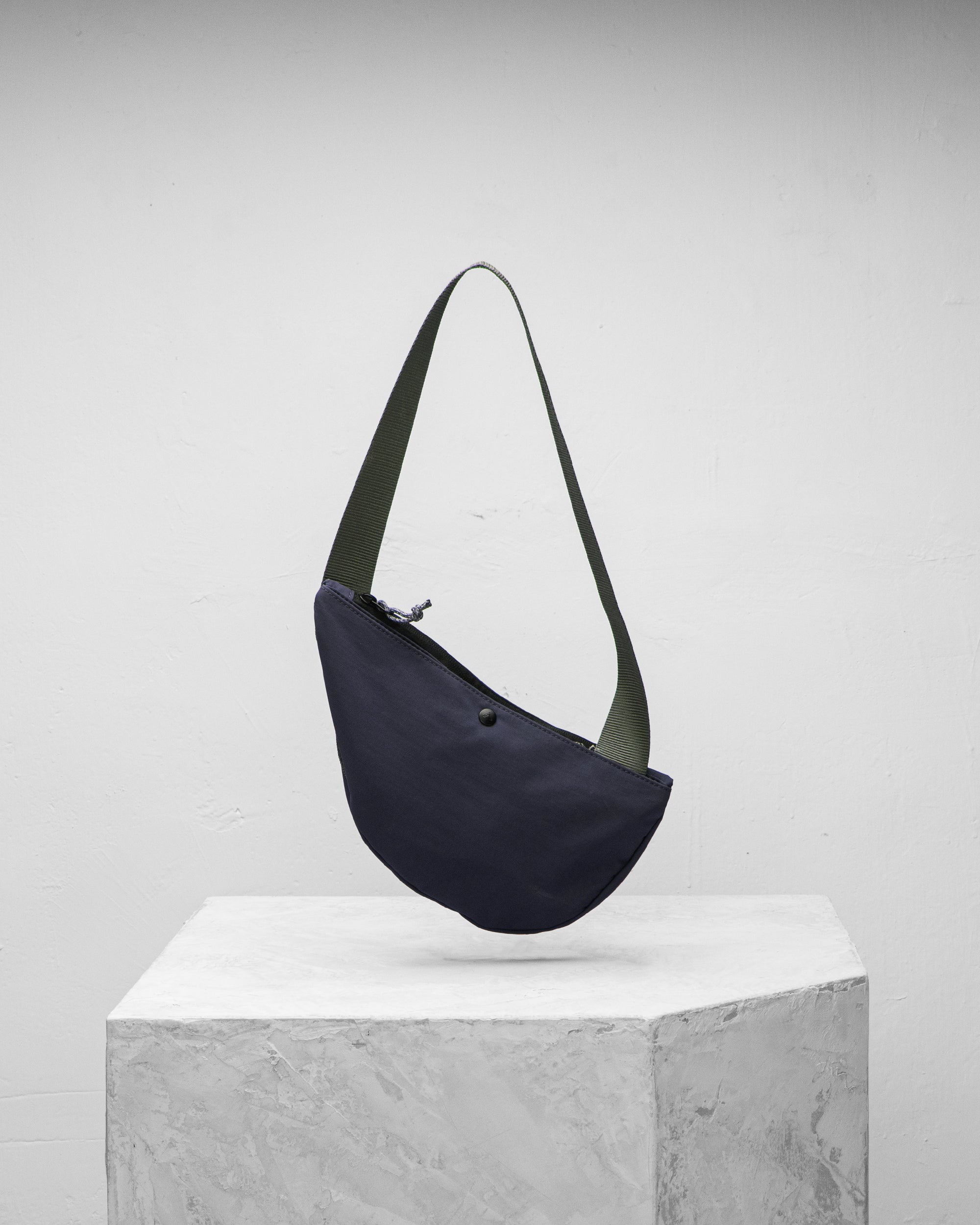 Crescent 極簡胸前包