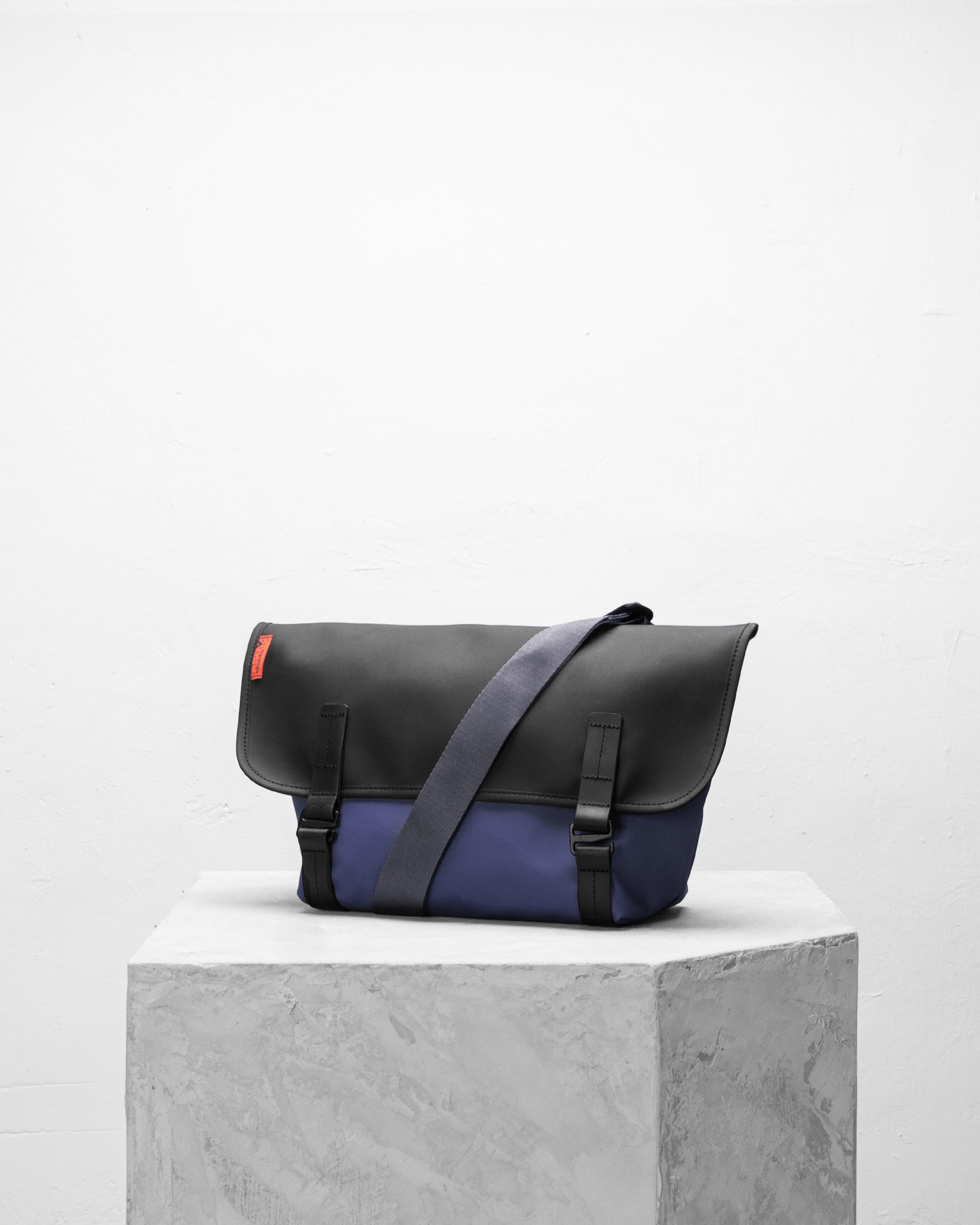 Pacer 防潑水郵差包