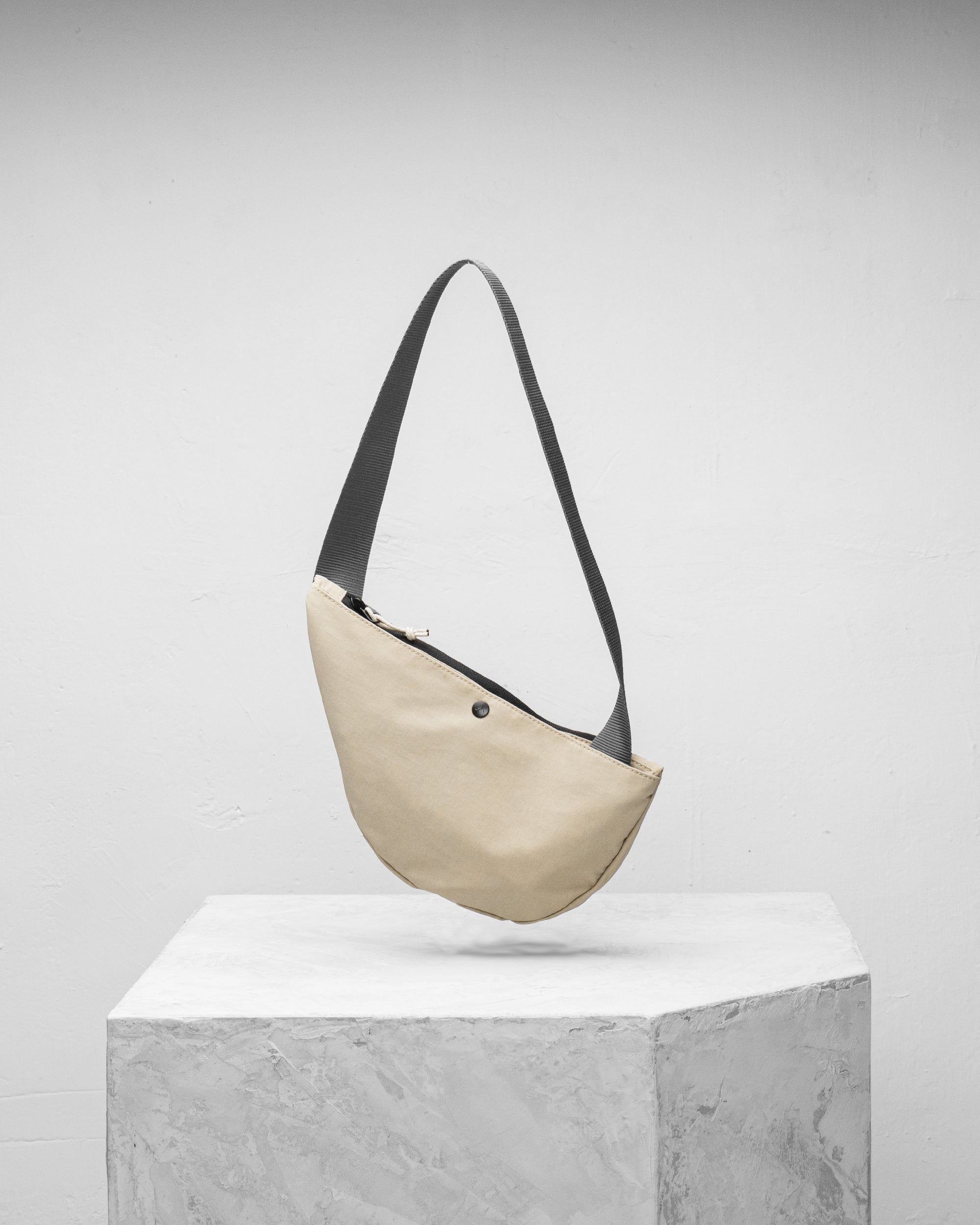 Crescent 極簡胸前包