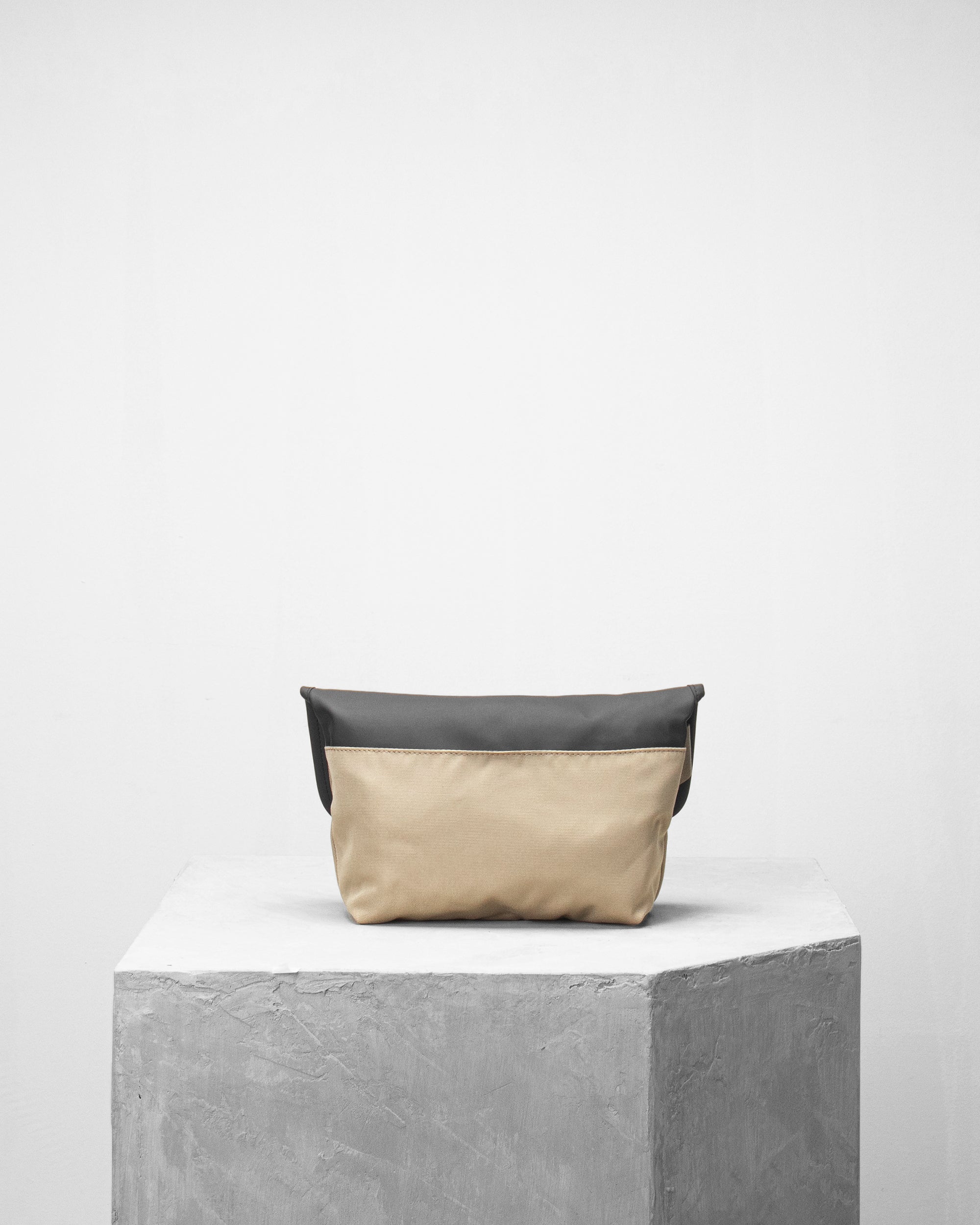 Mini Pacer 防潑水郵差隨身小包