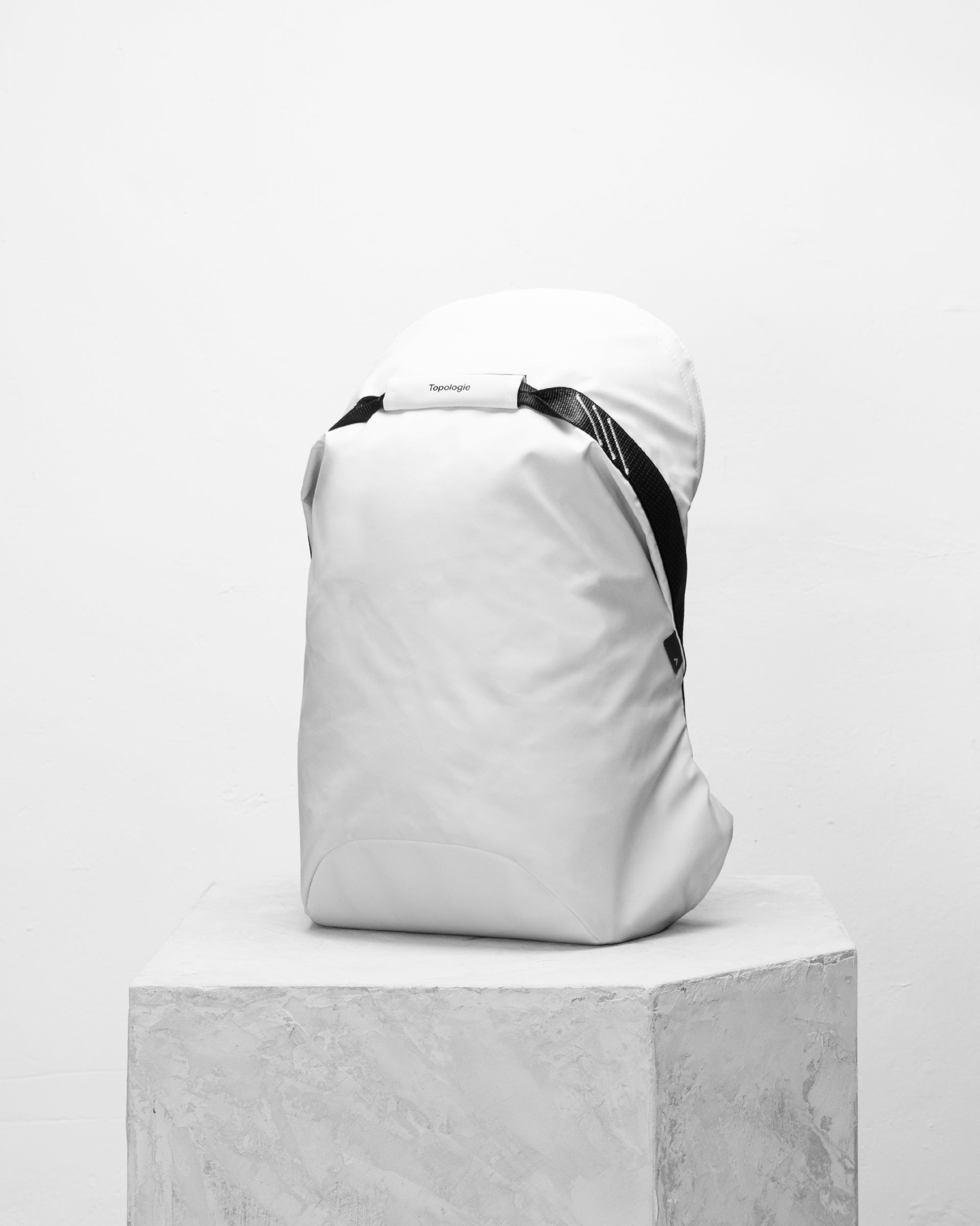 Multipitch防潑水簡約背包/ 大 / 白色