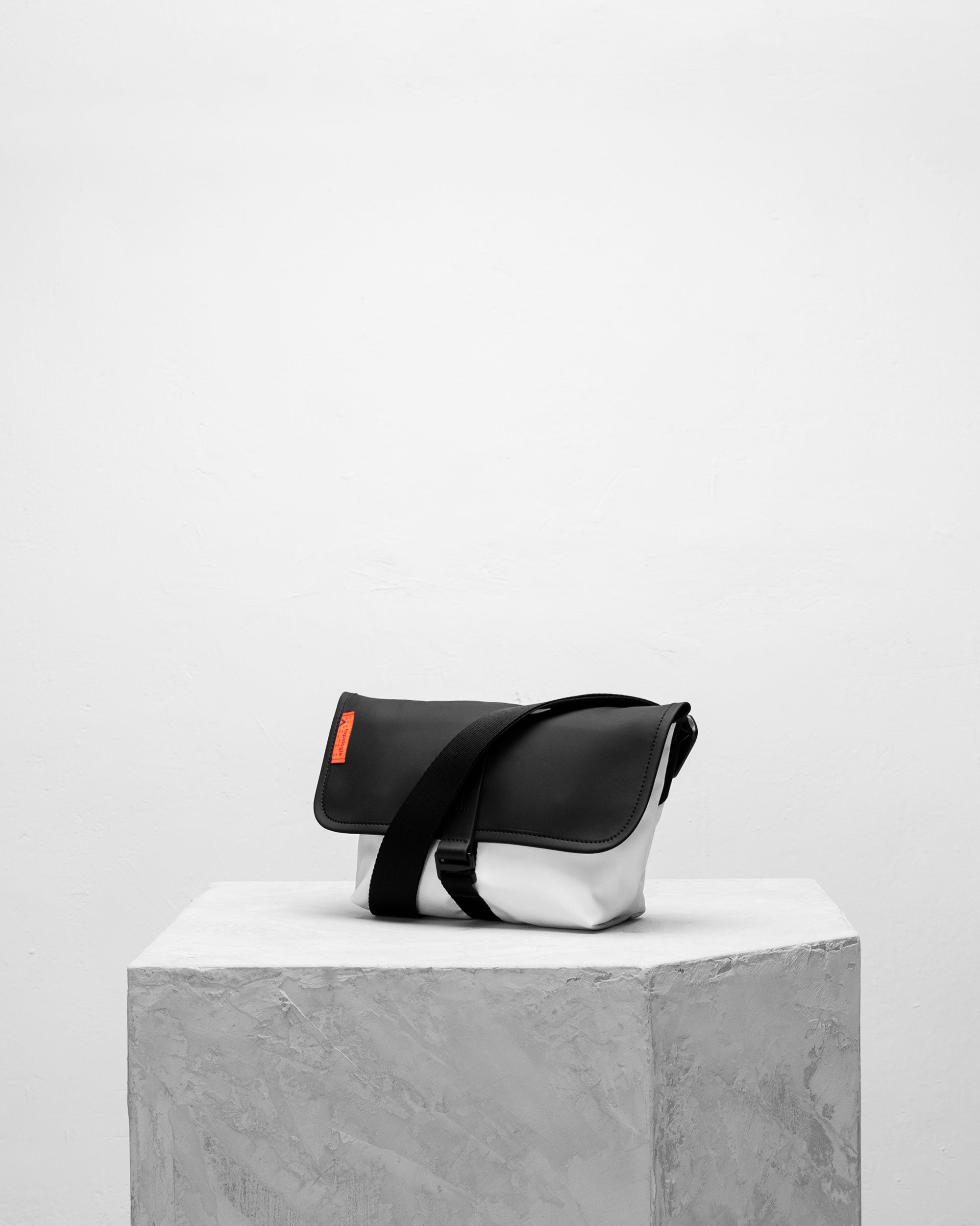 Mini Pacer 防潑水郵差隨身小包