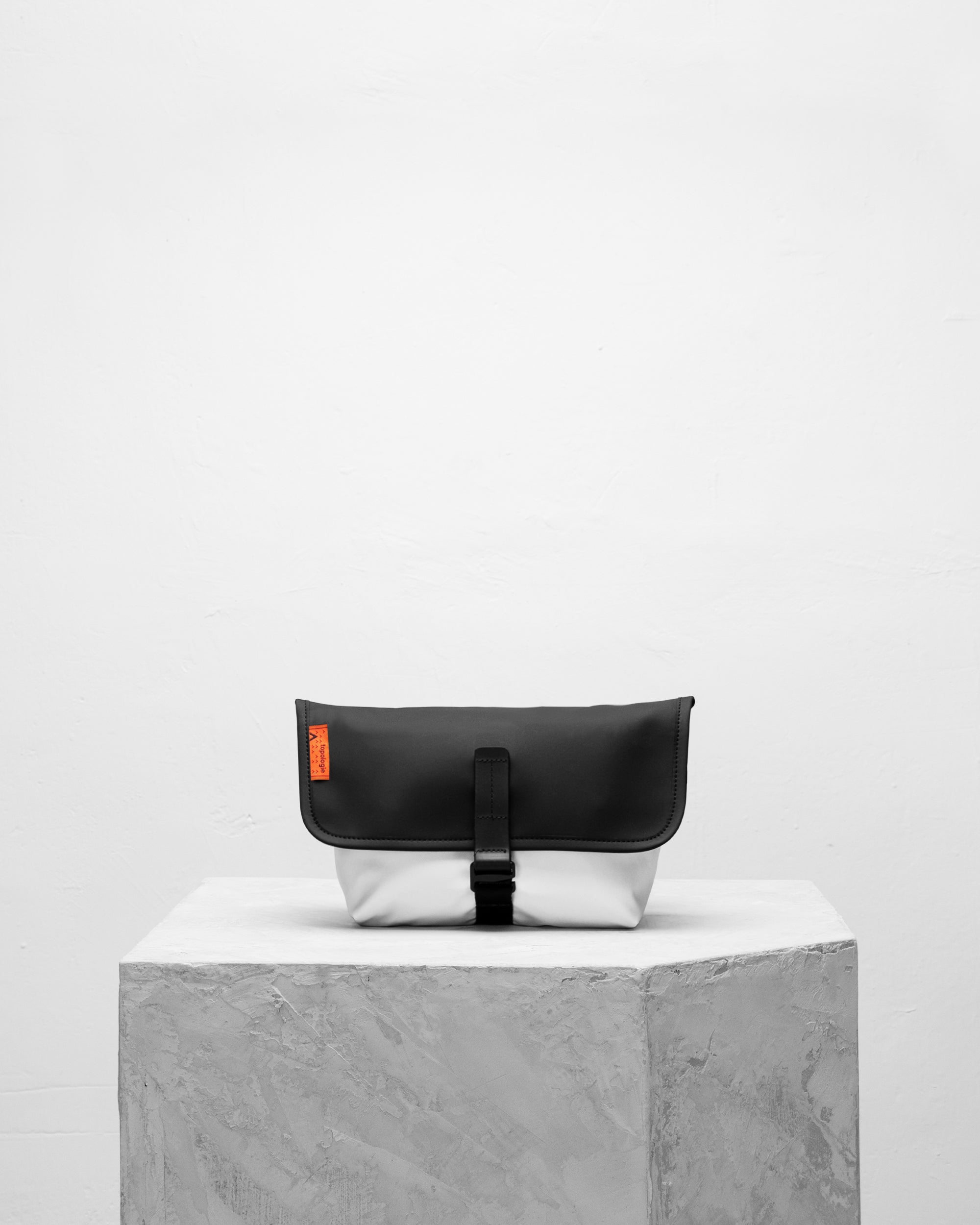 Mini Pacer 防潑水郵差隨身小包