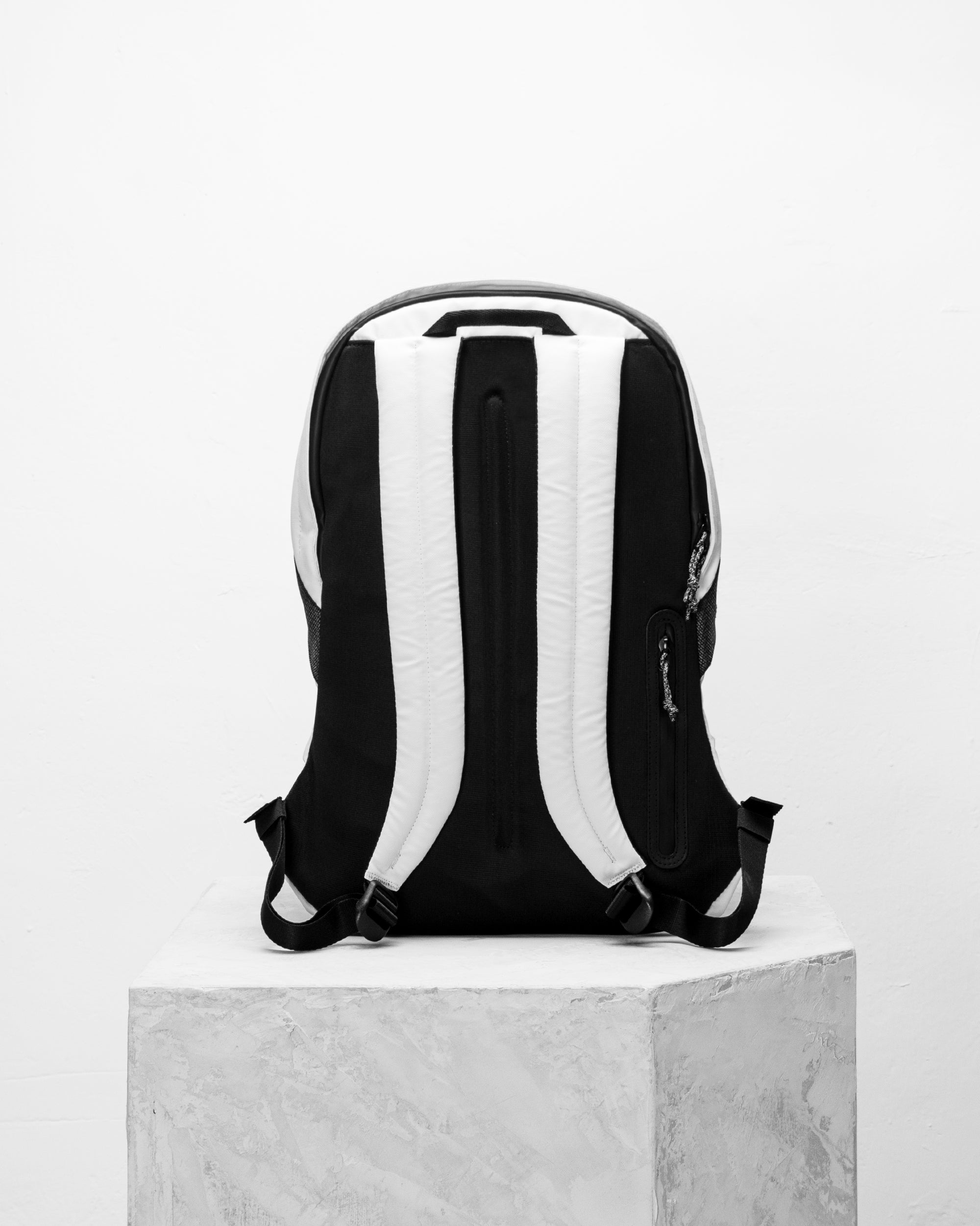 Multipitch防潑水簡約背包/ 大 / 白色