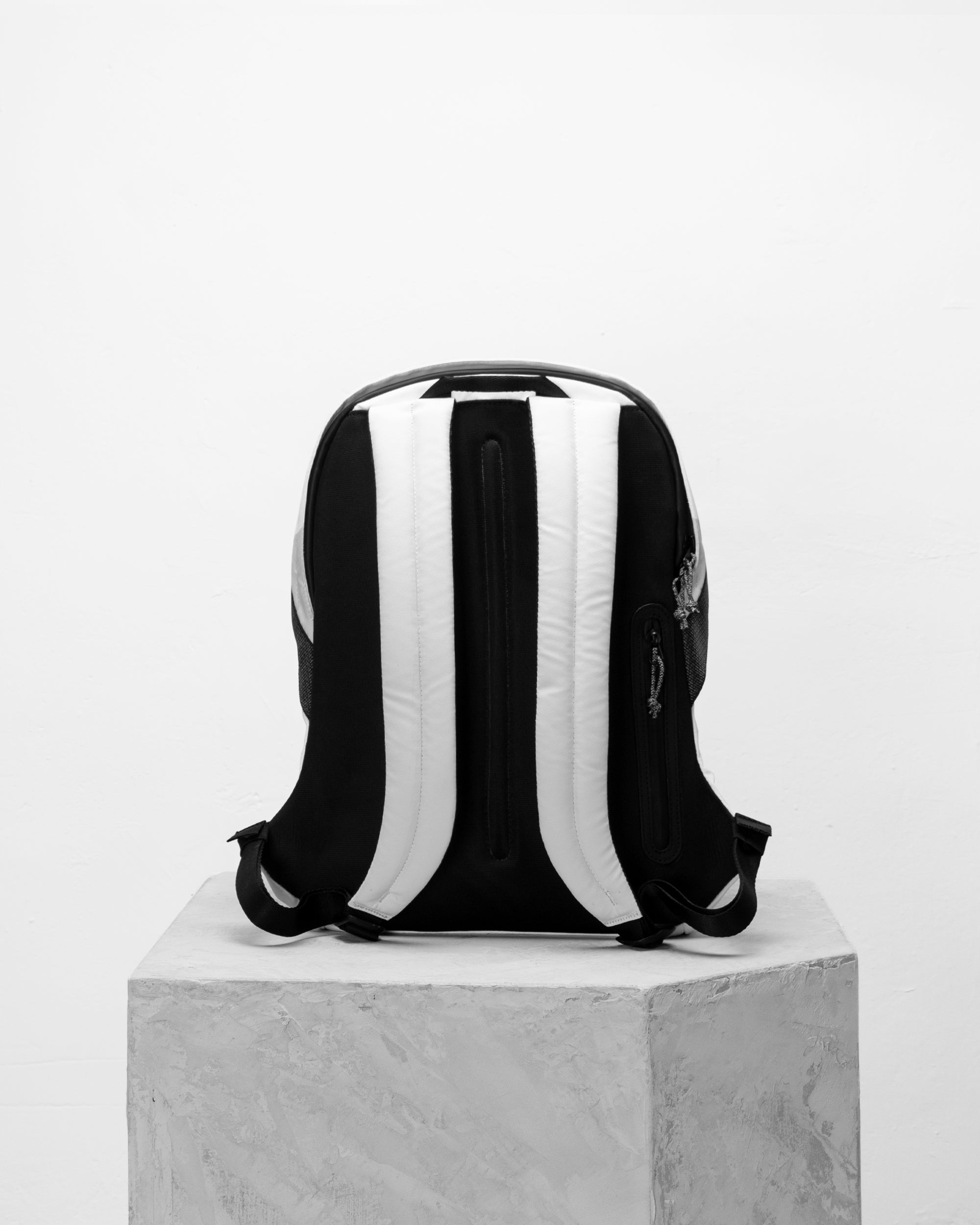 Multipitch防潑水簡約背包/ 小 / 白