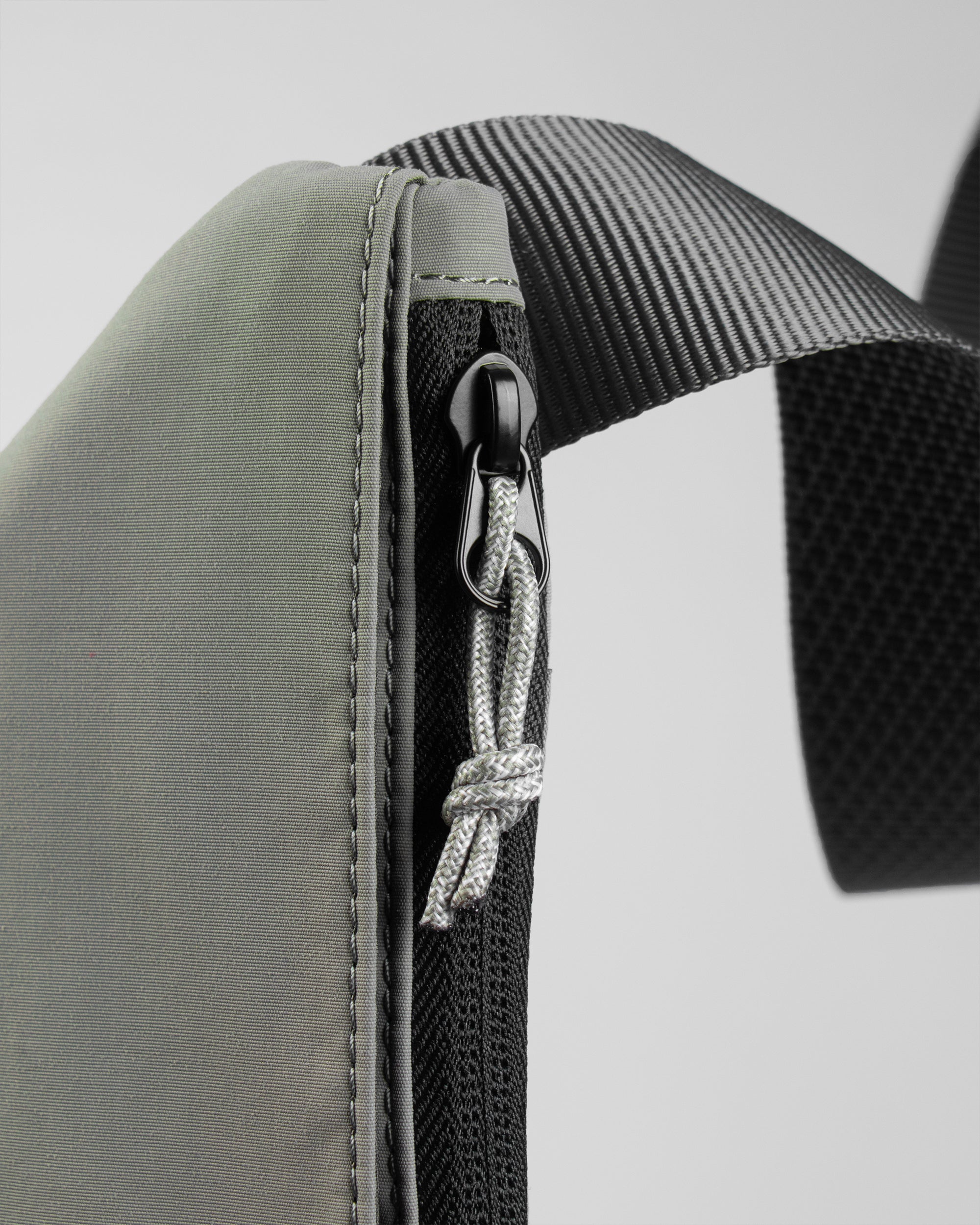 Crescent 極簡胸前包