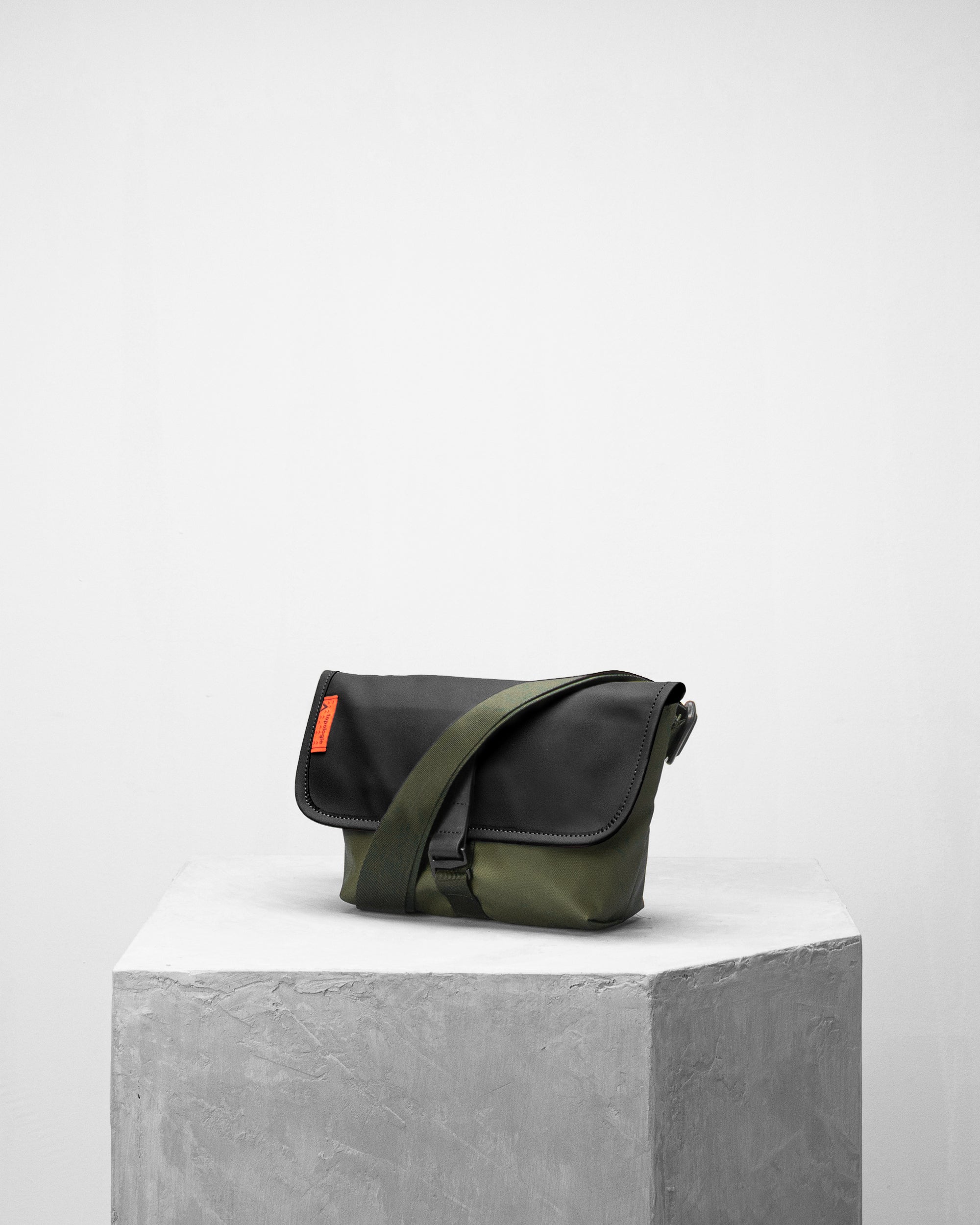 Mini Pacer 防潑水郵差隨身小包