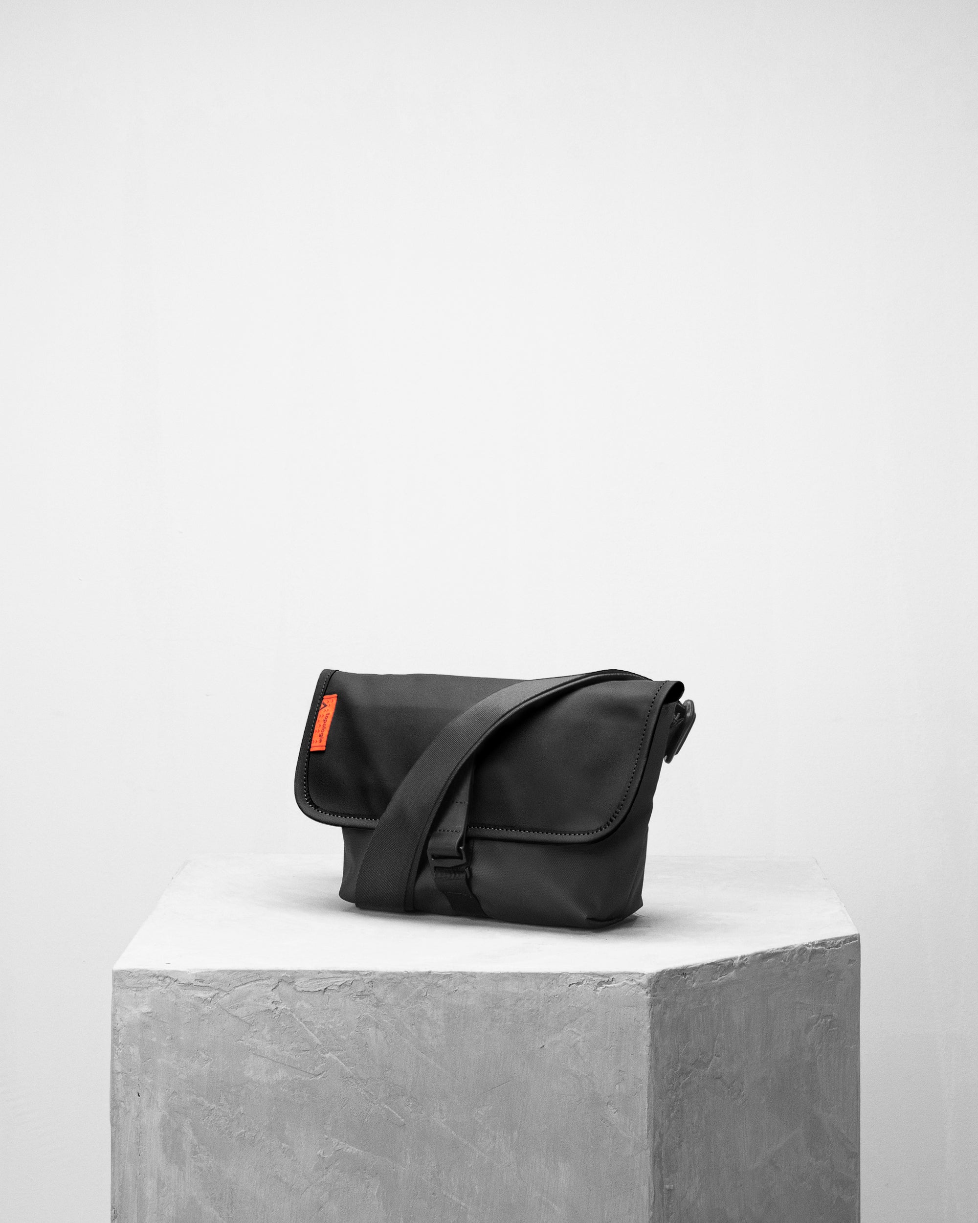 Mini Pacer 防潑水郵差隨身小包