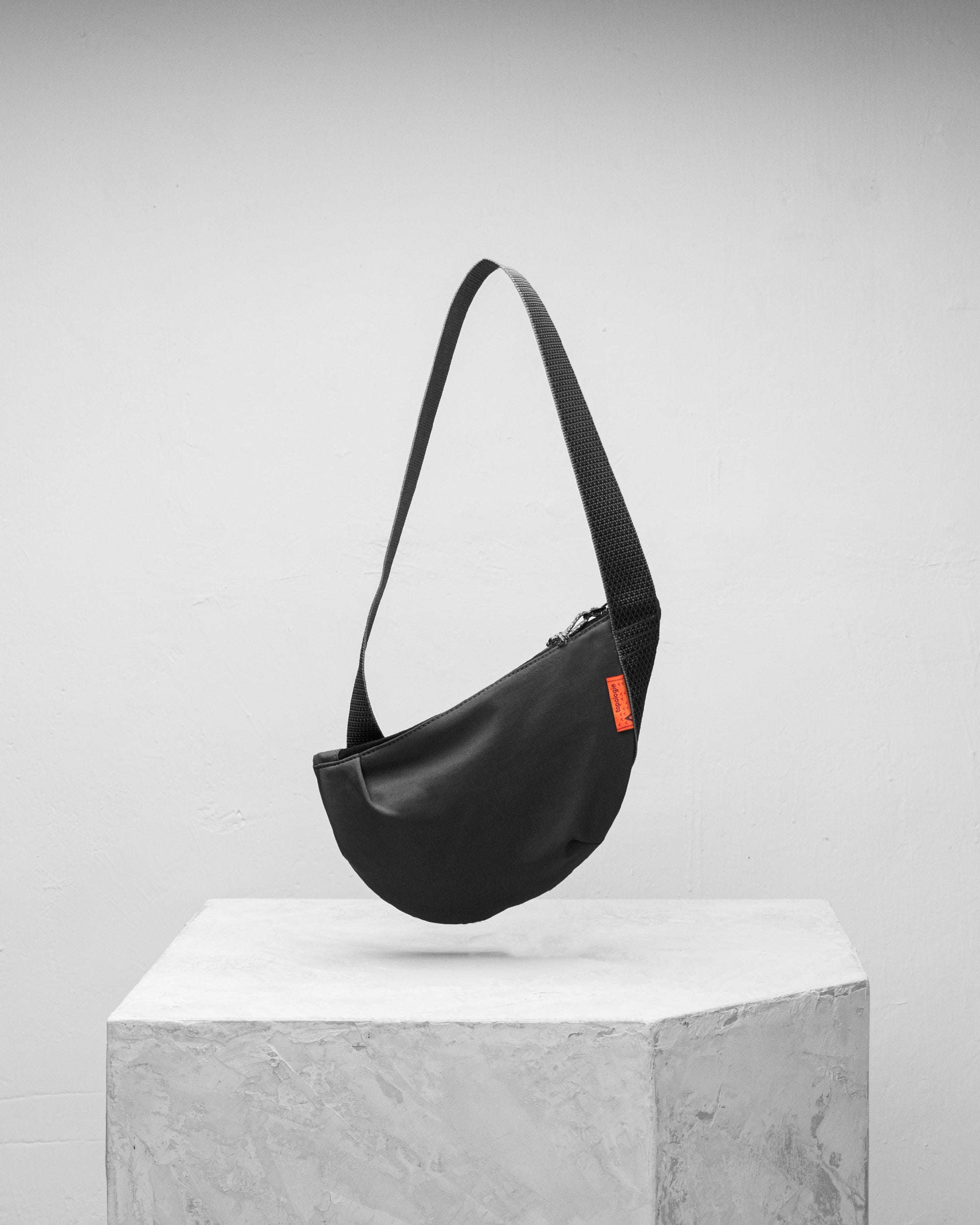 Crescent 極簡胸前包