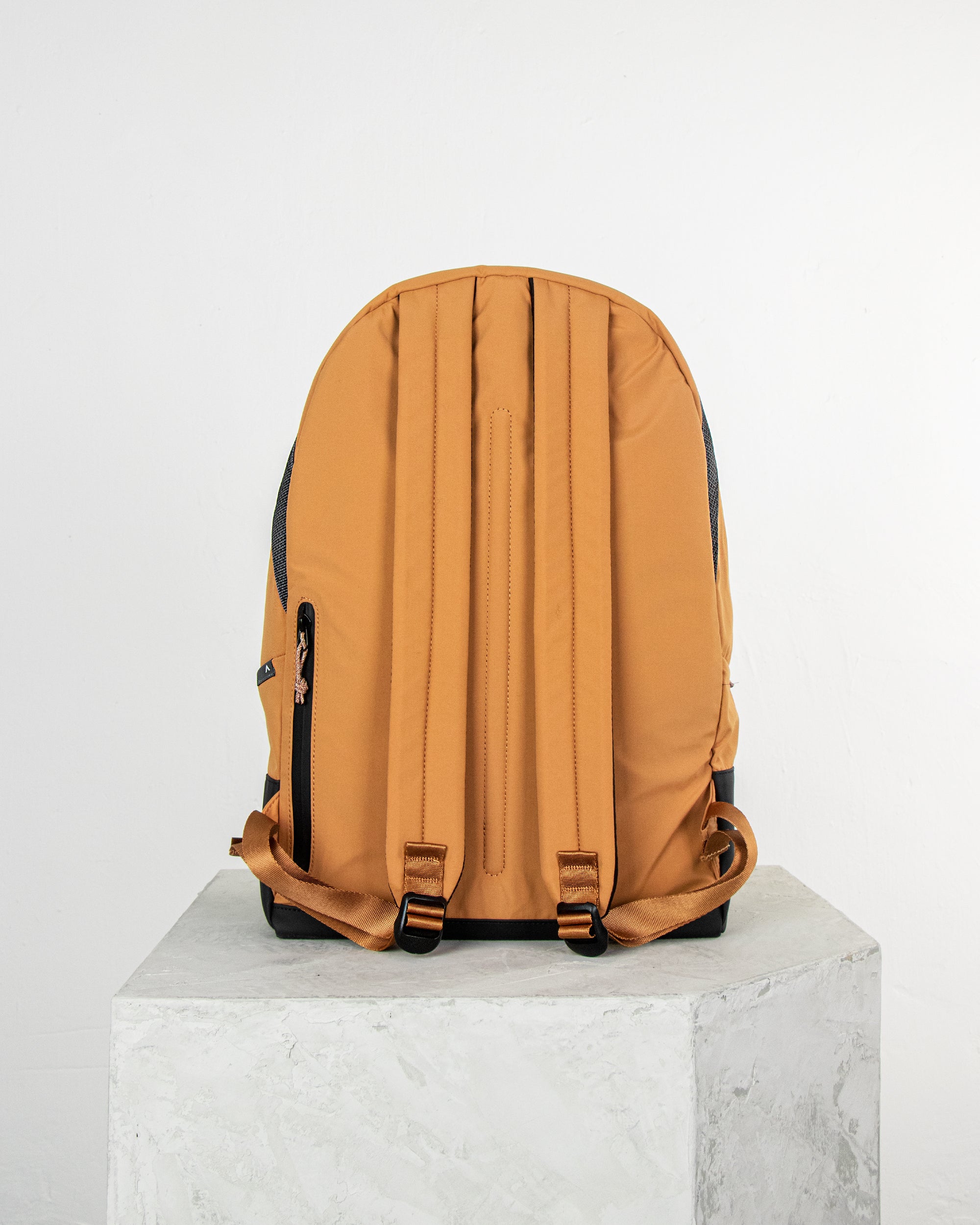 Block 拼色後背包