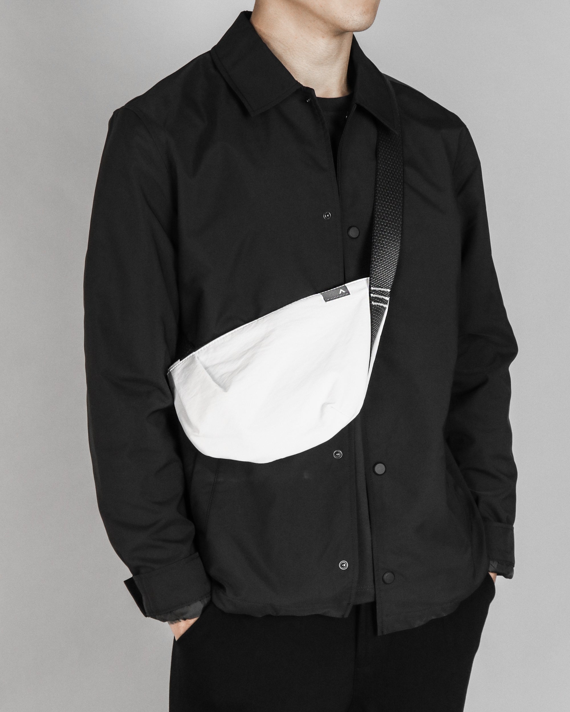 Crescent 極簡胸前包