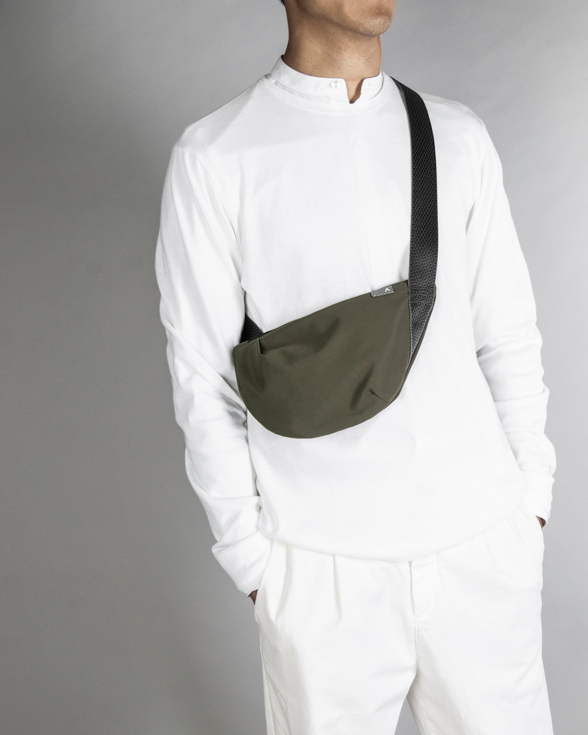 Crescent 極簡胸前包