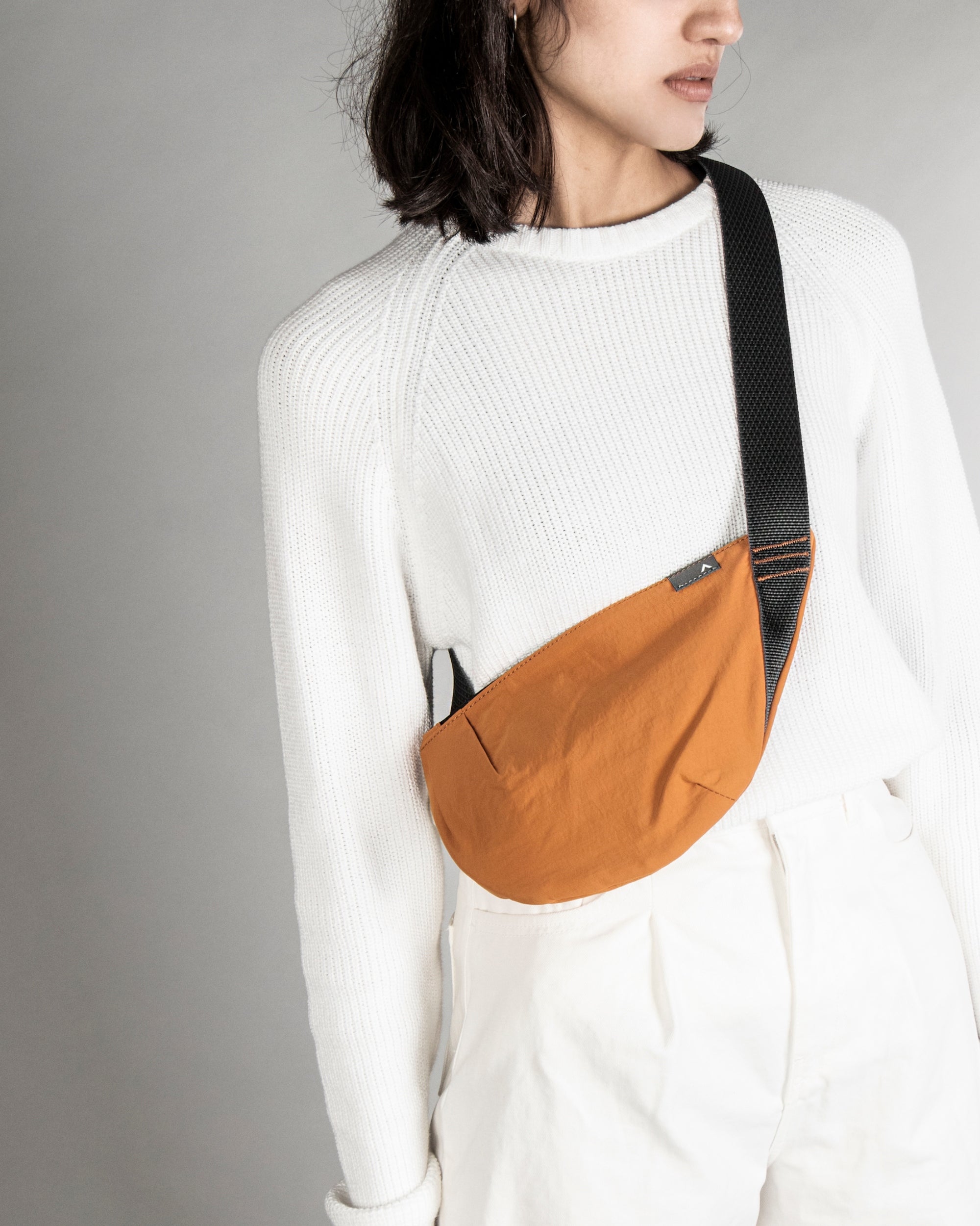 Crescent 極簡胸前包