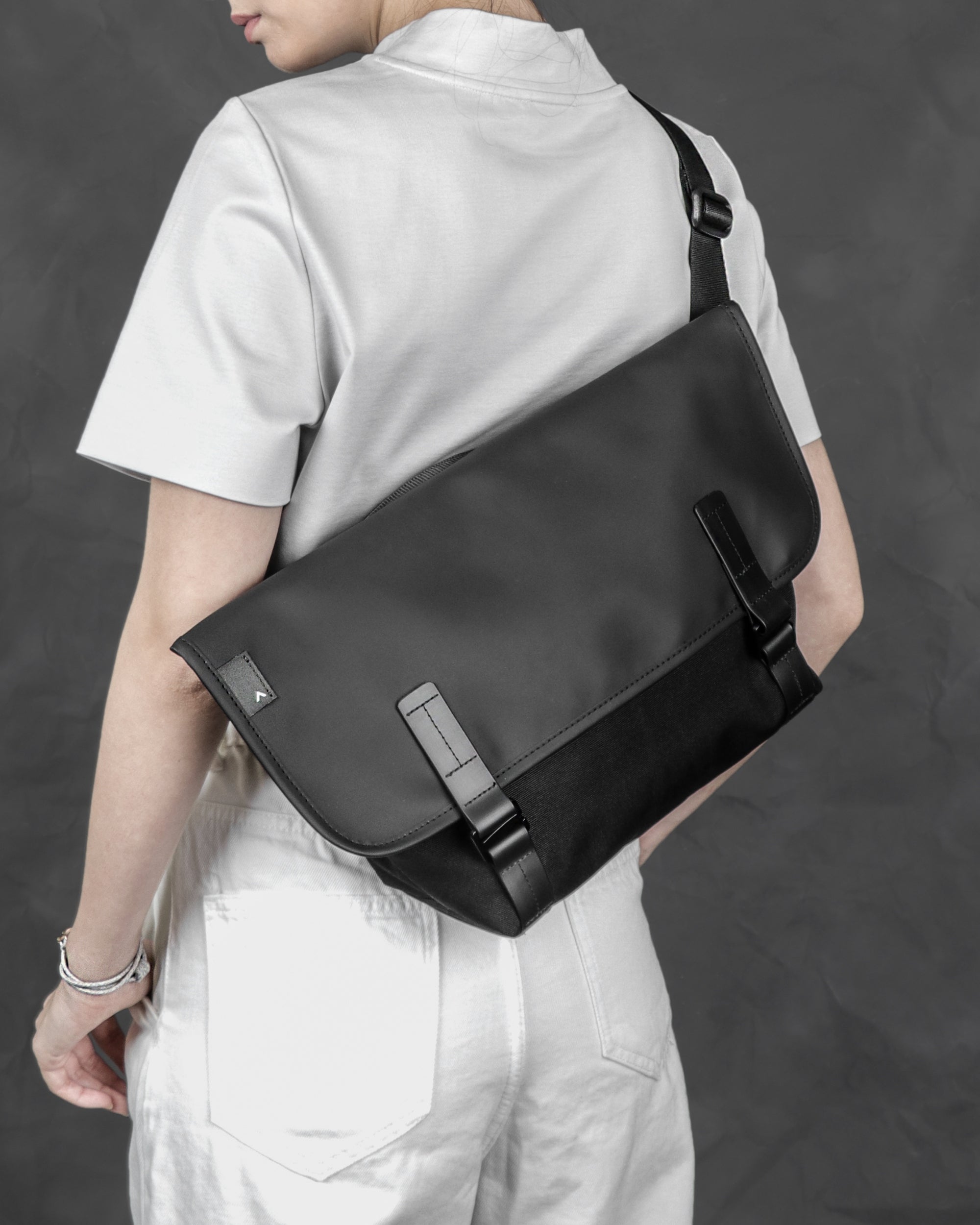 Pacer 防潑水郵差包