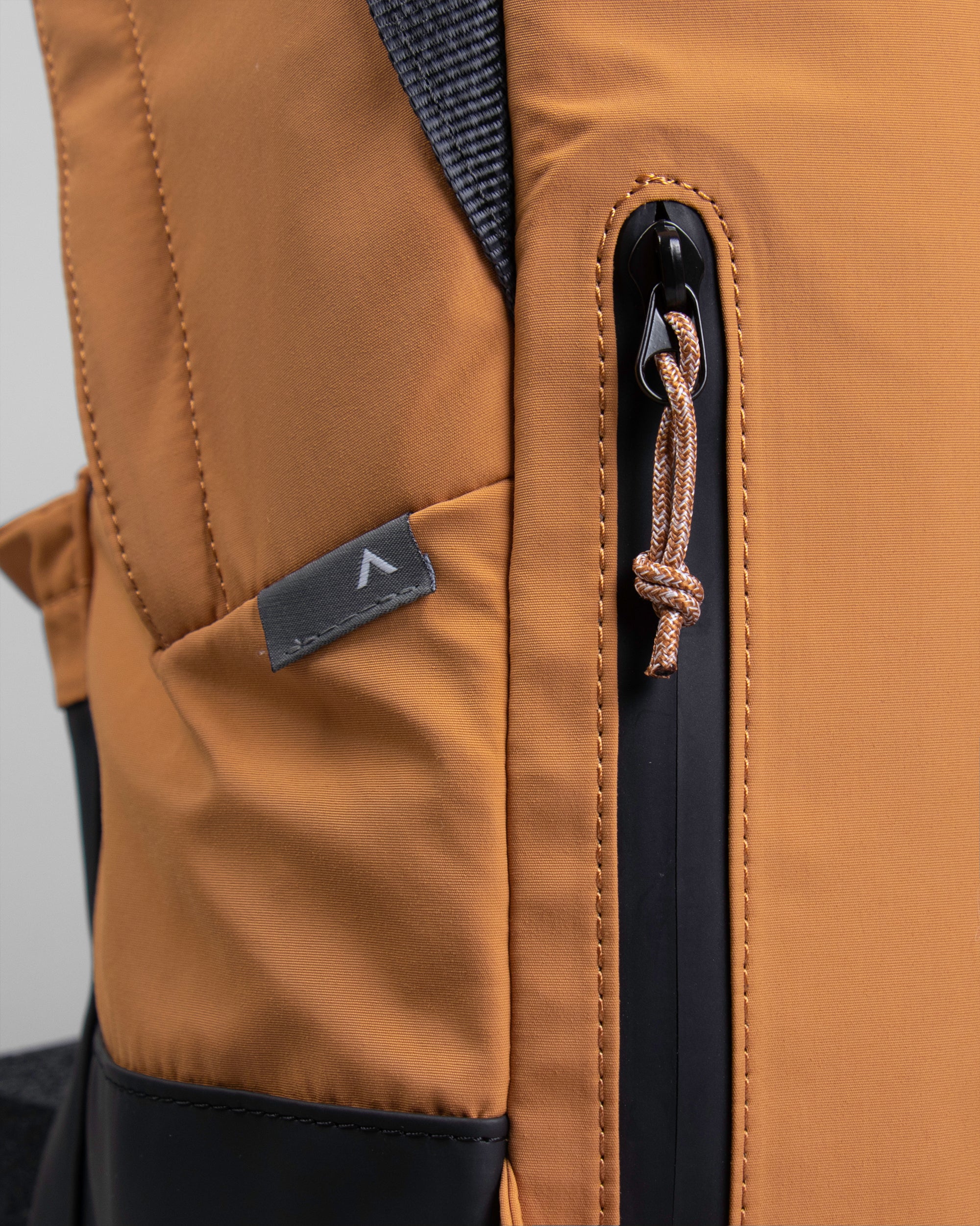 Block 拼色後背包