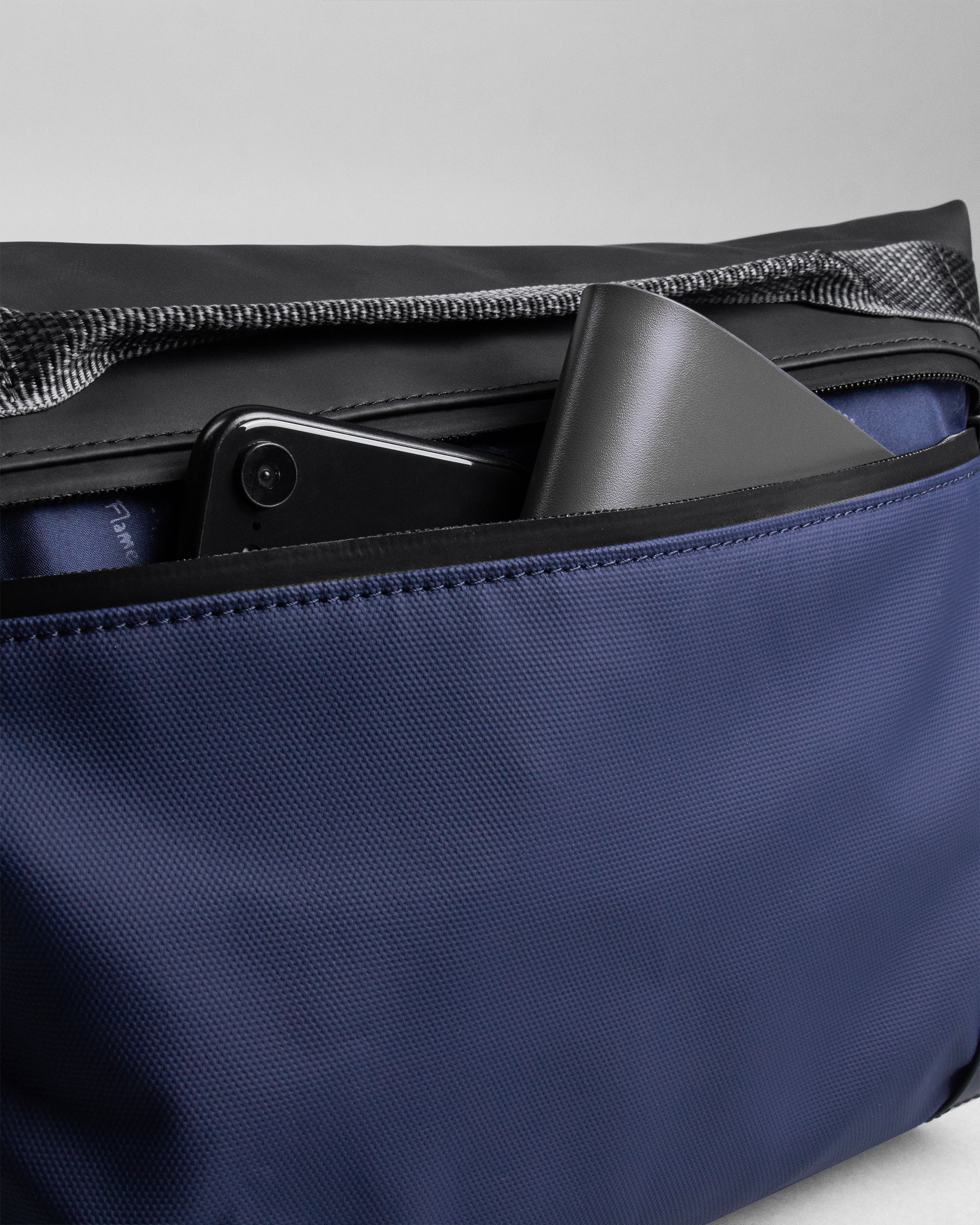 Pacer 防潑水郵差包