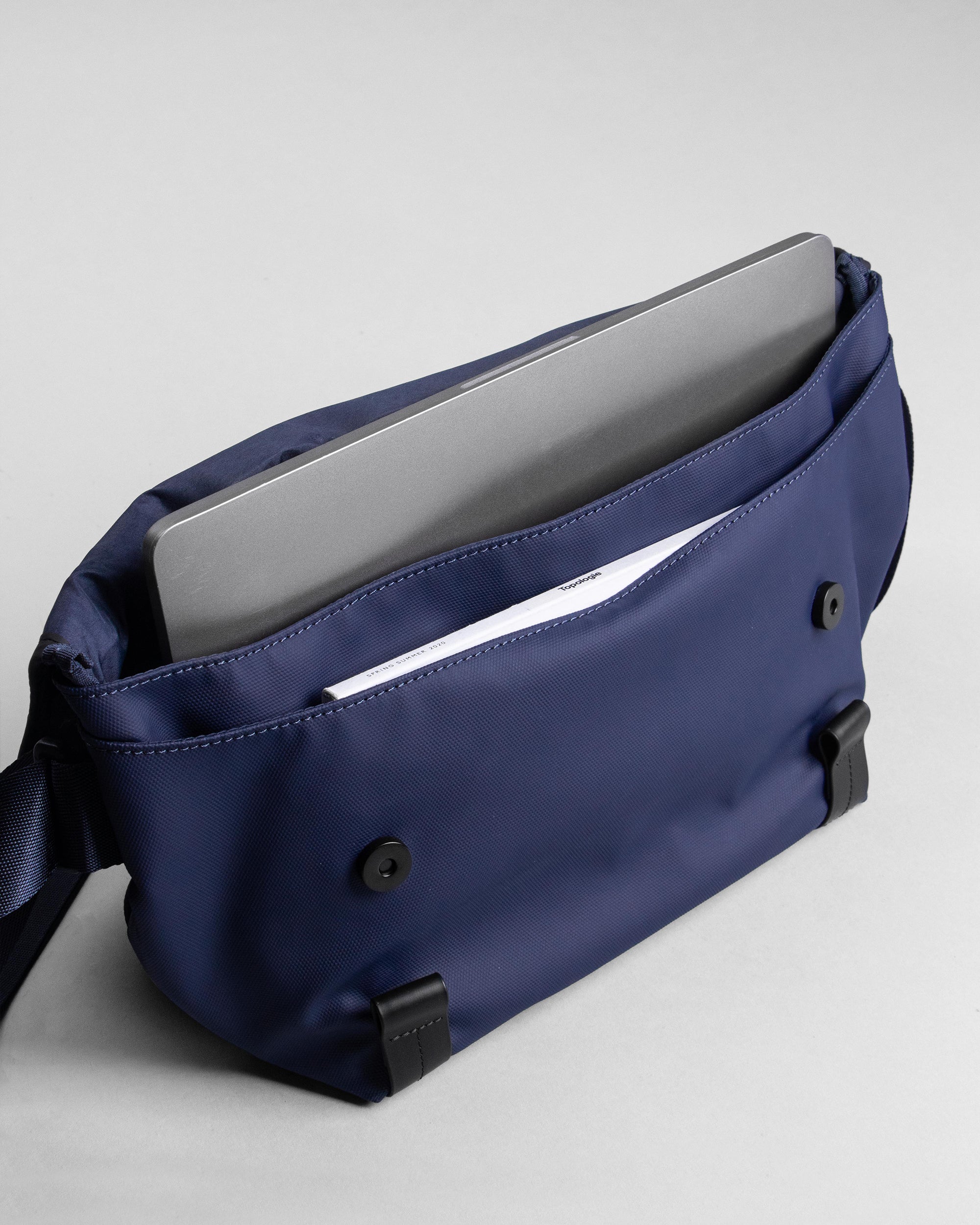 Pacer 防潑水郵差包