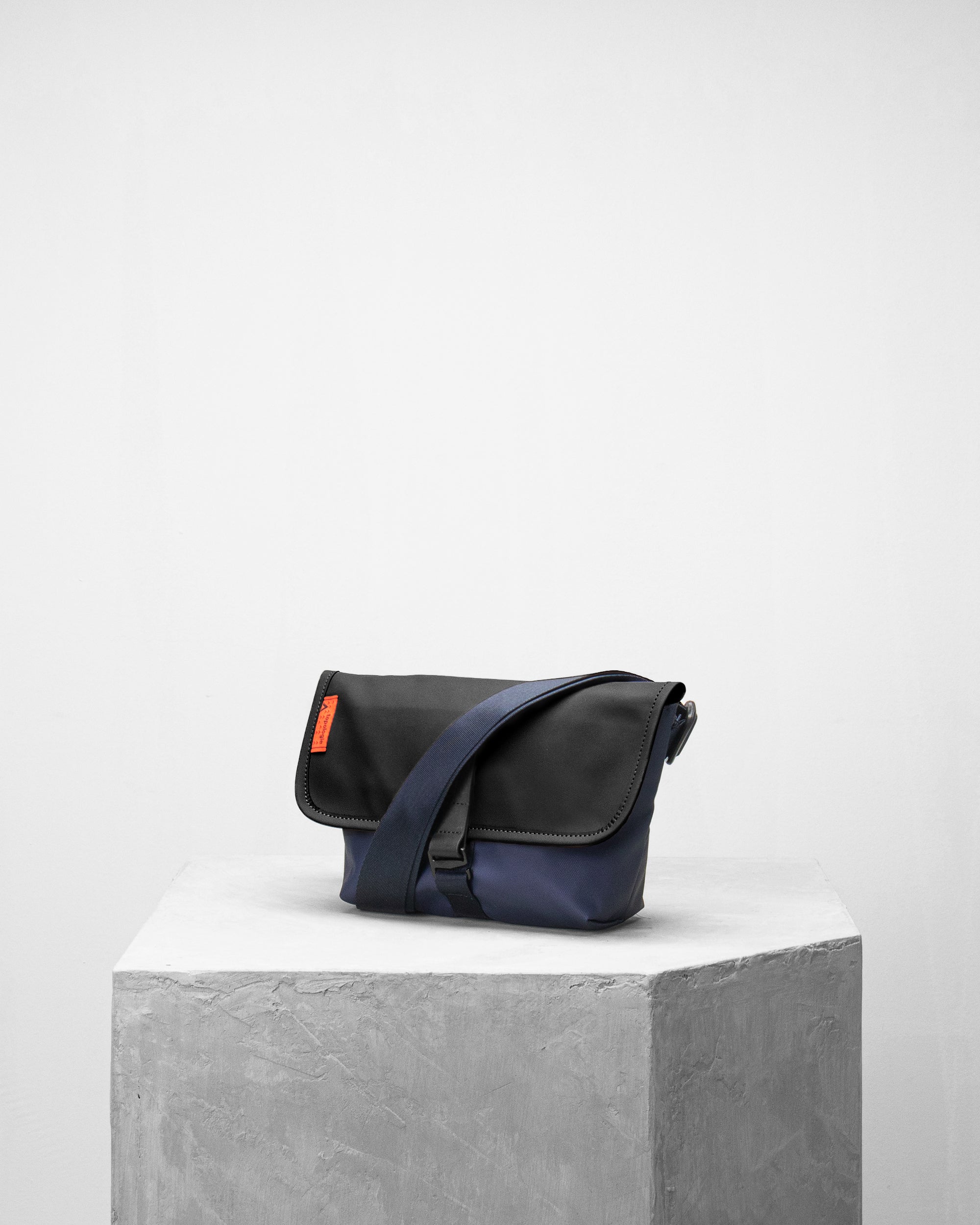 Mini Pacer 防潑水郵差隨身小包