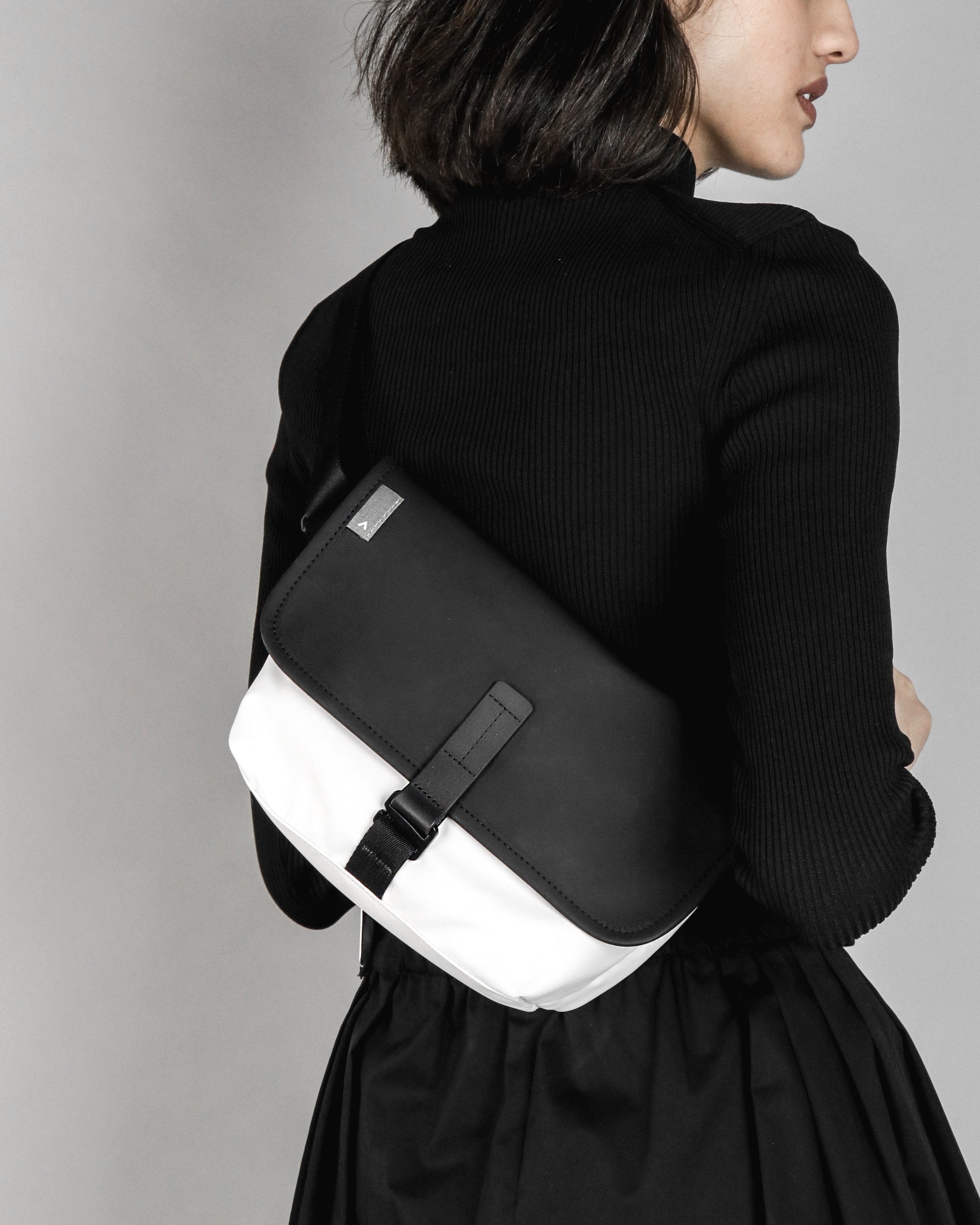 Mini Pacer 防潑水郵差隨身小包