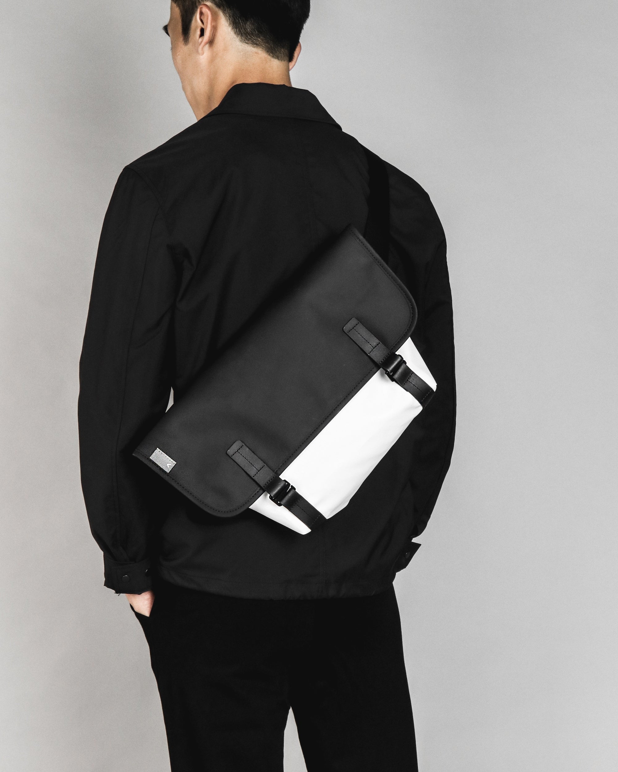 Pacer 防潑水郵差包