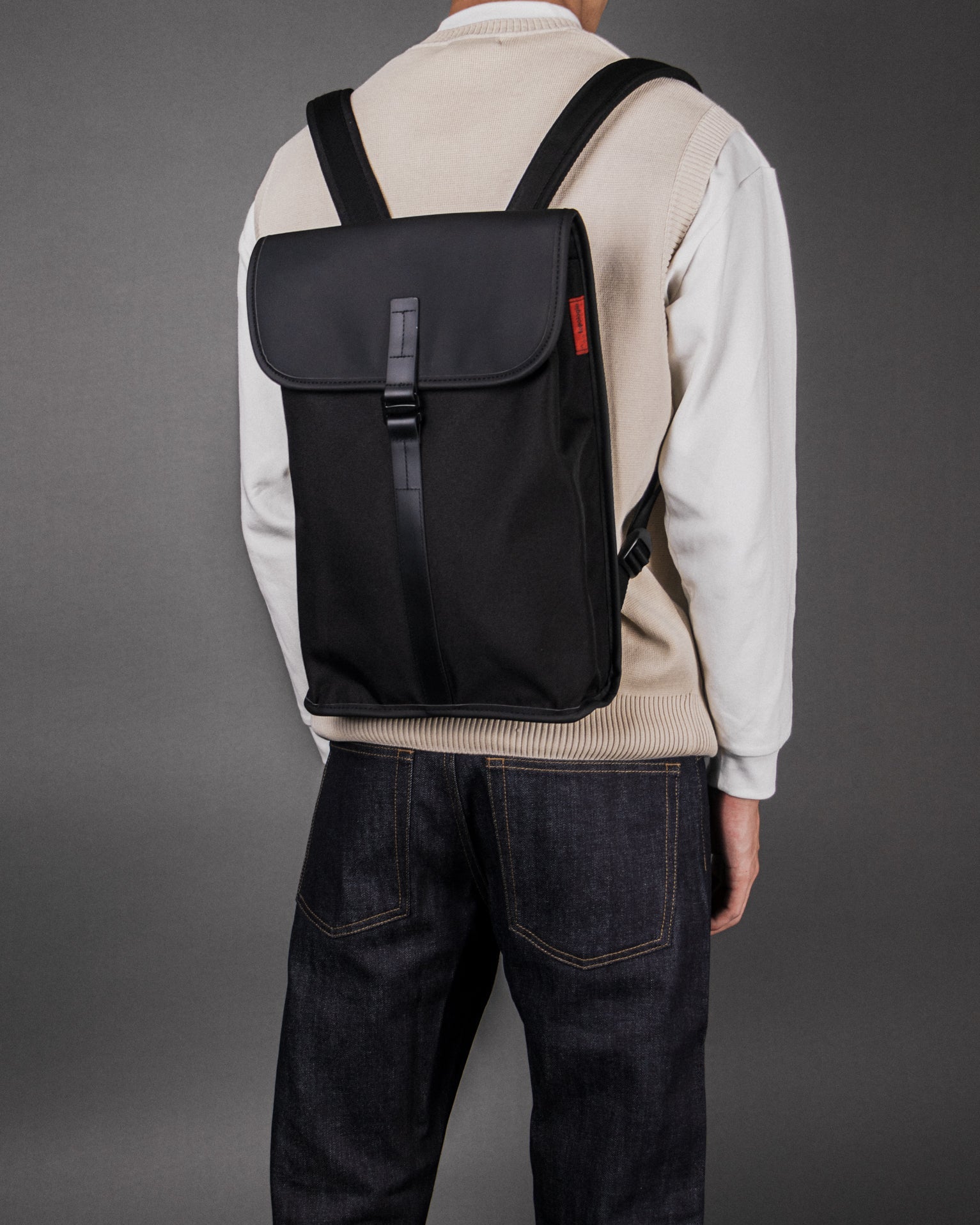 Satchel Slim 防潑水長方背包