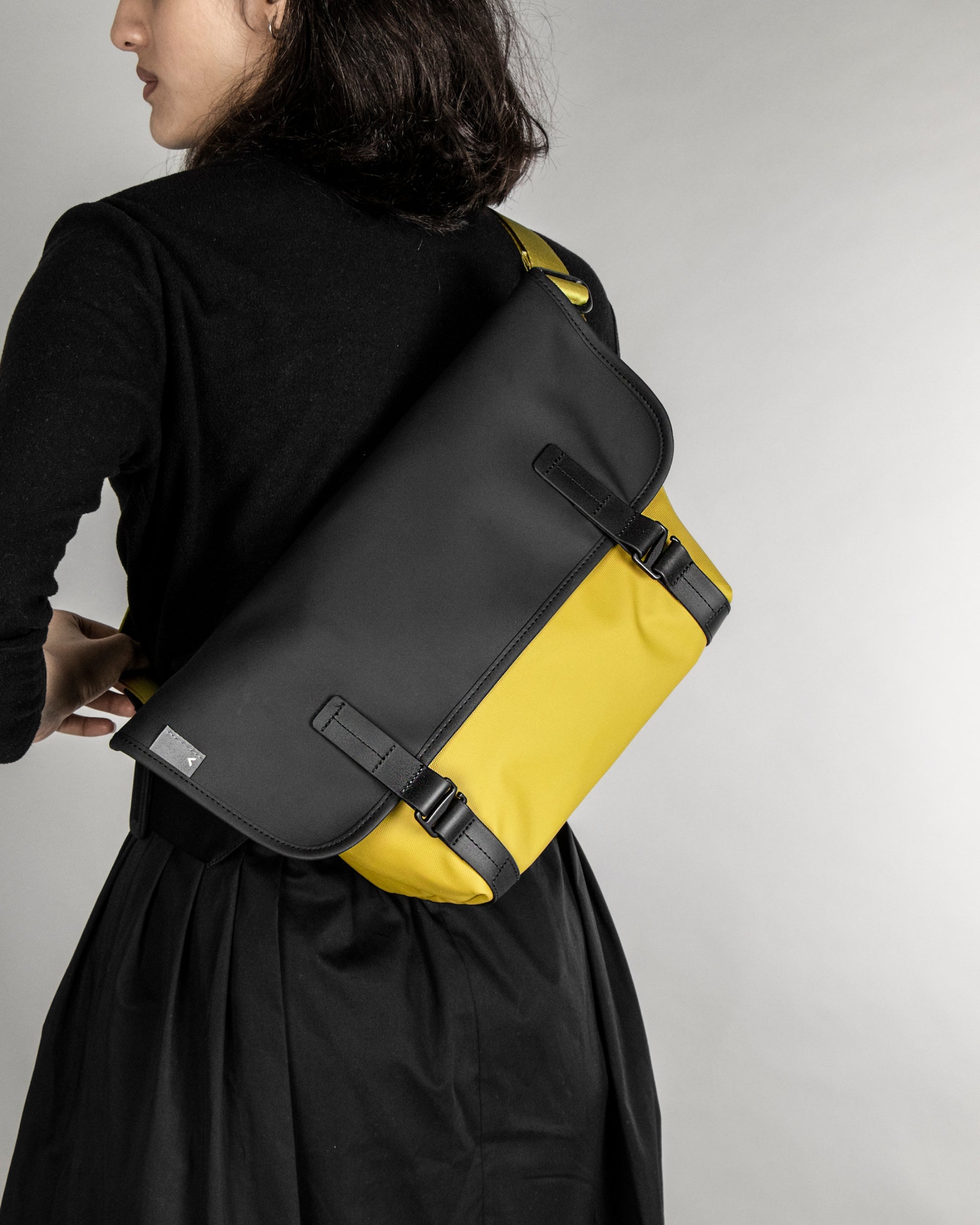 Pacer 防潑水郵差包