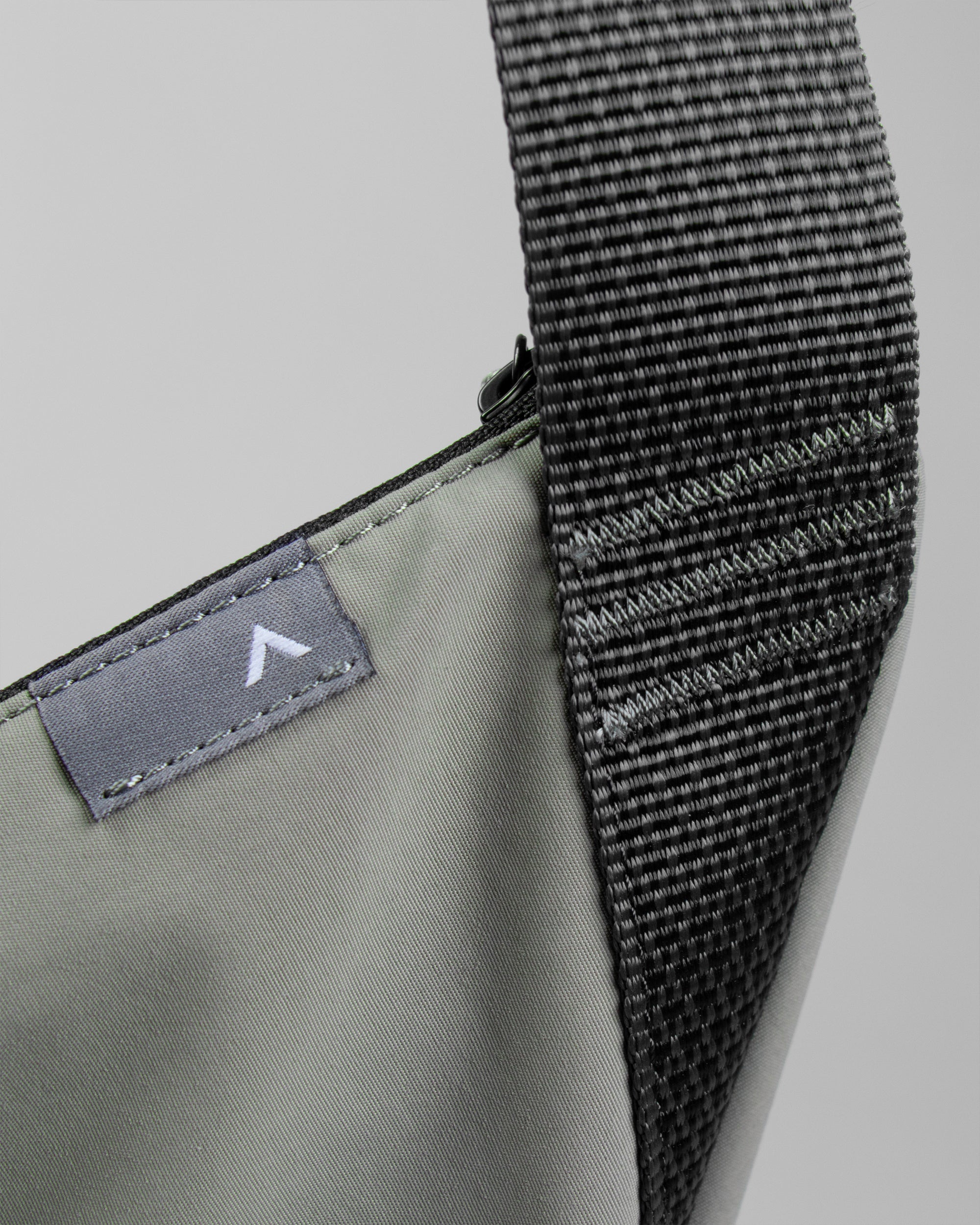 Crescent 極簡胸前包