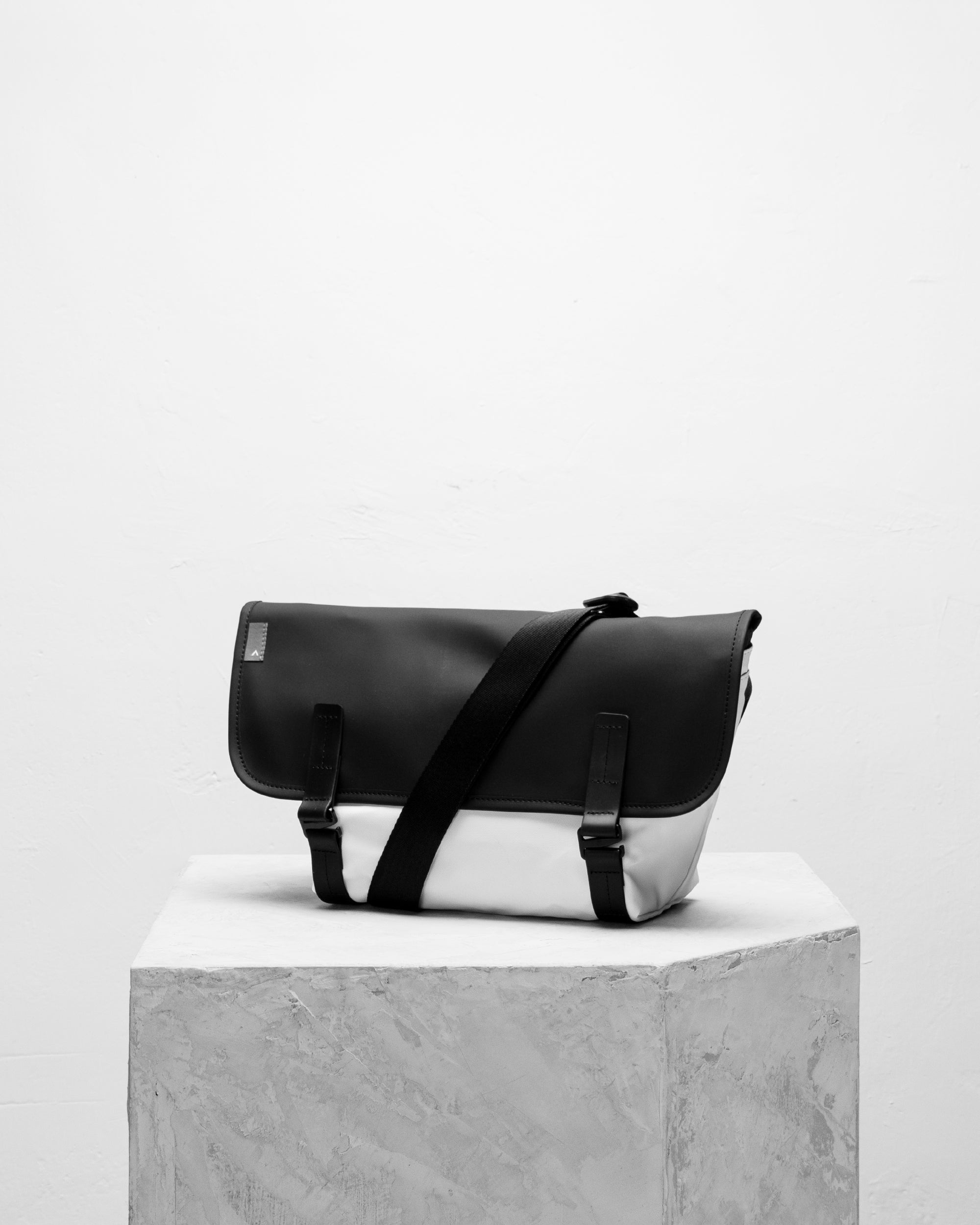 Pacer 防潑水郵差包