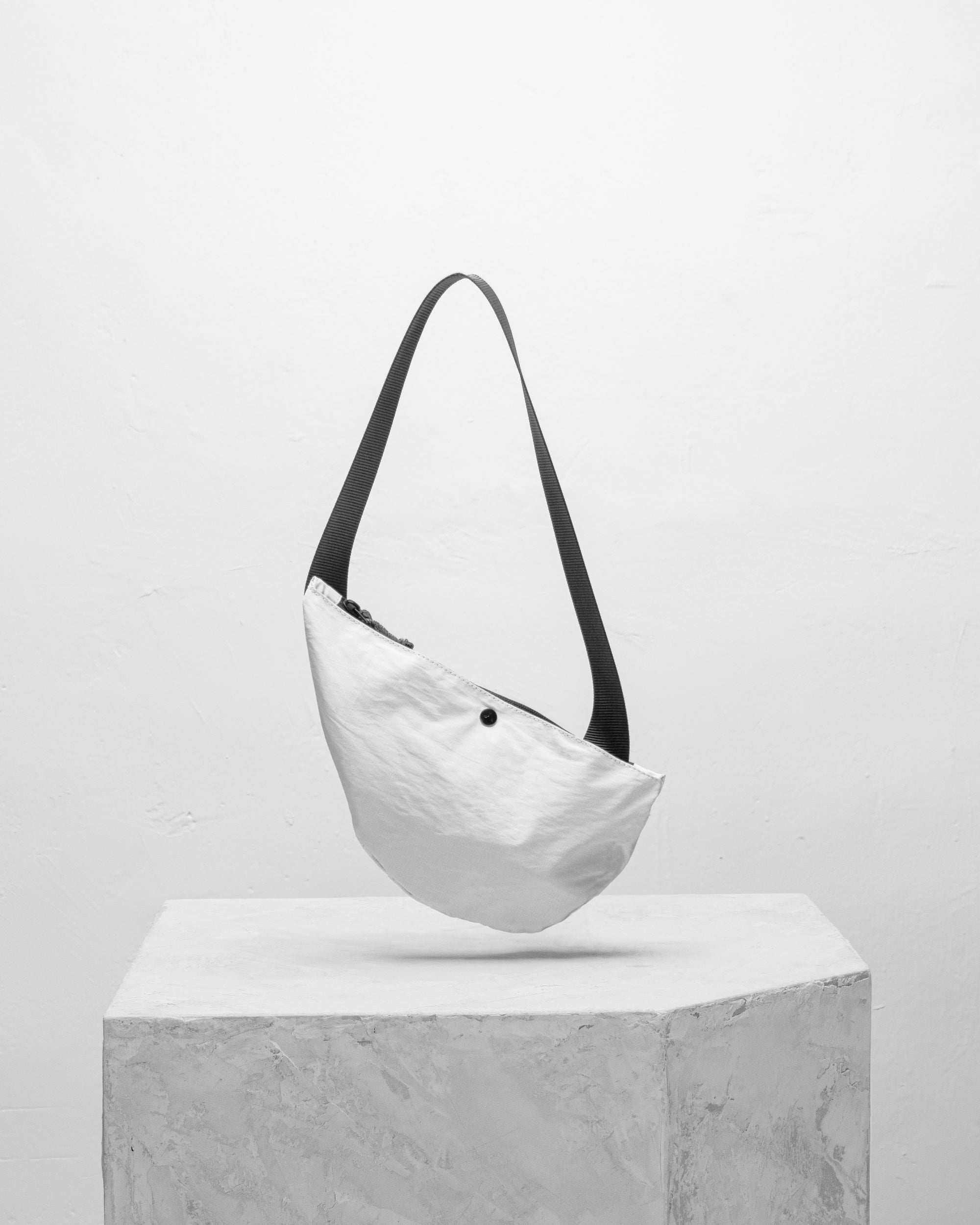 Crescent 極簡胸前包