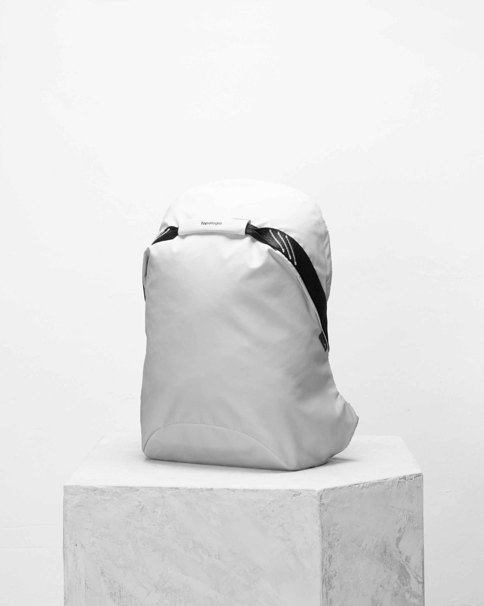 Multipitch防潑水簡約背包/ 小 / 白