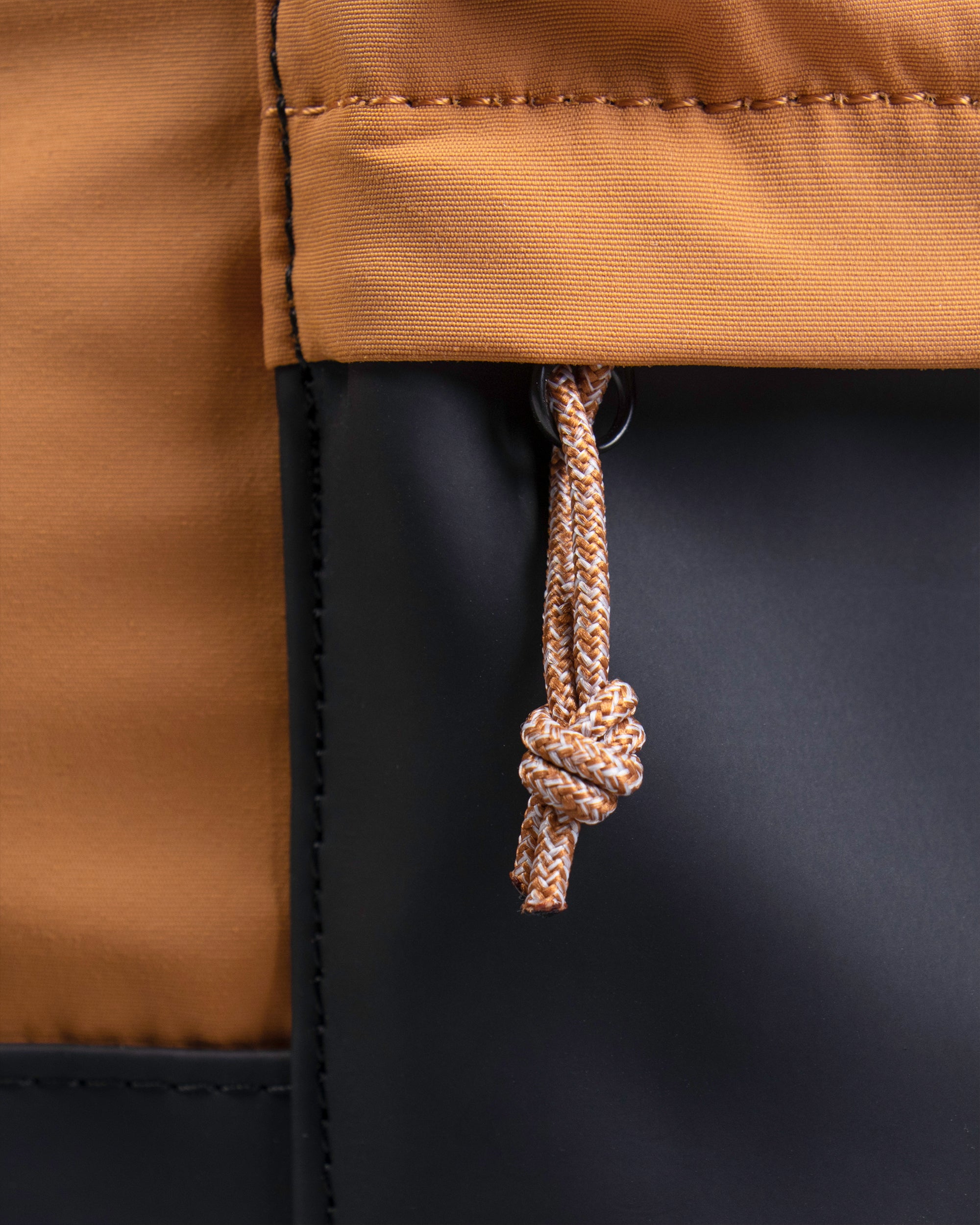 Block 拼色後背包